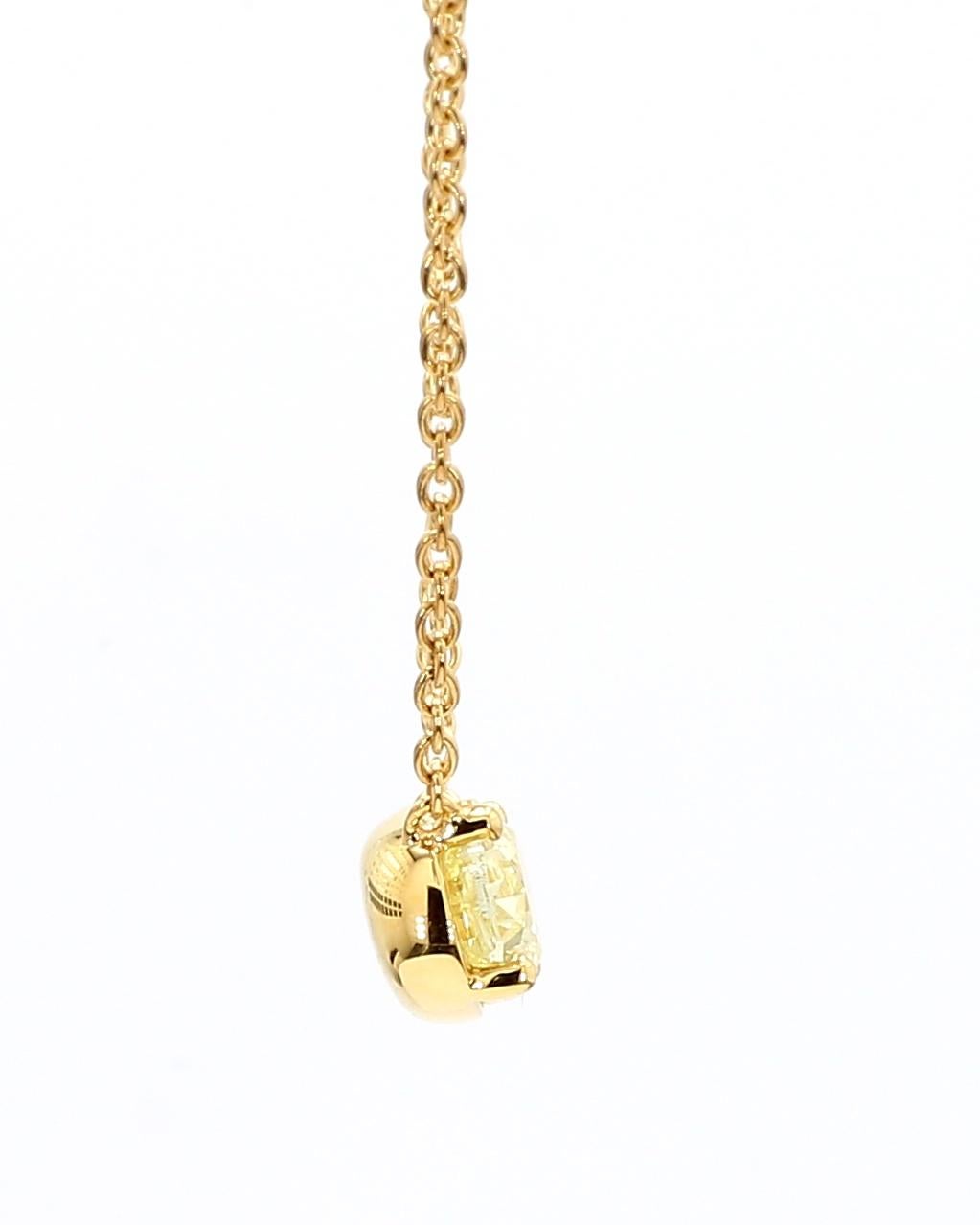 Ciondolo con diamante giallo taglio ovale. Imposta da Est a Ovest.

Diamante giallo 100% Nature. Design classico e senza tempo.

Diamante centrale:

1,01 Carati
Taglio ovale
Grado di colore: Giallo chiaro fantasia

Tipo di rapporto: GIA
Numero del