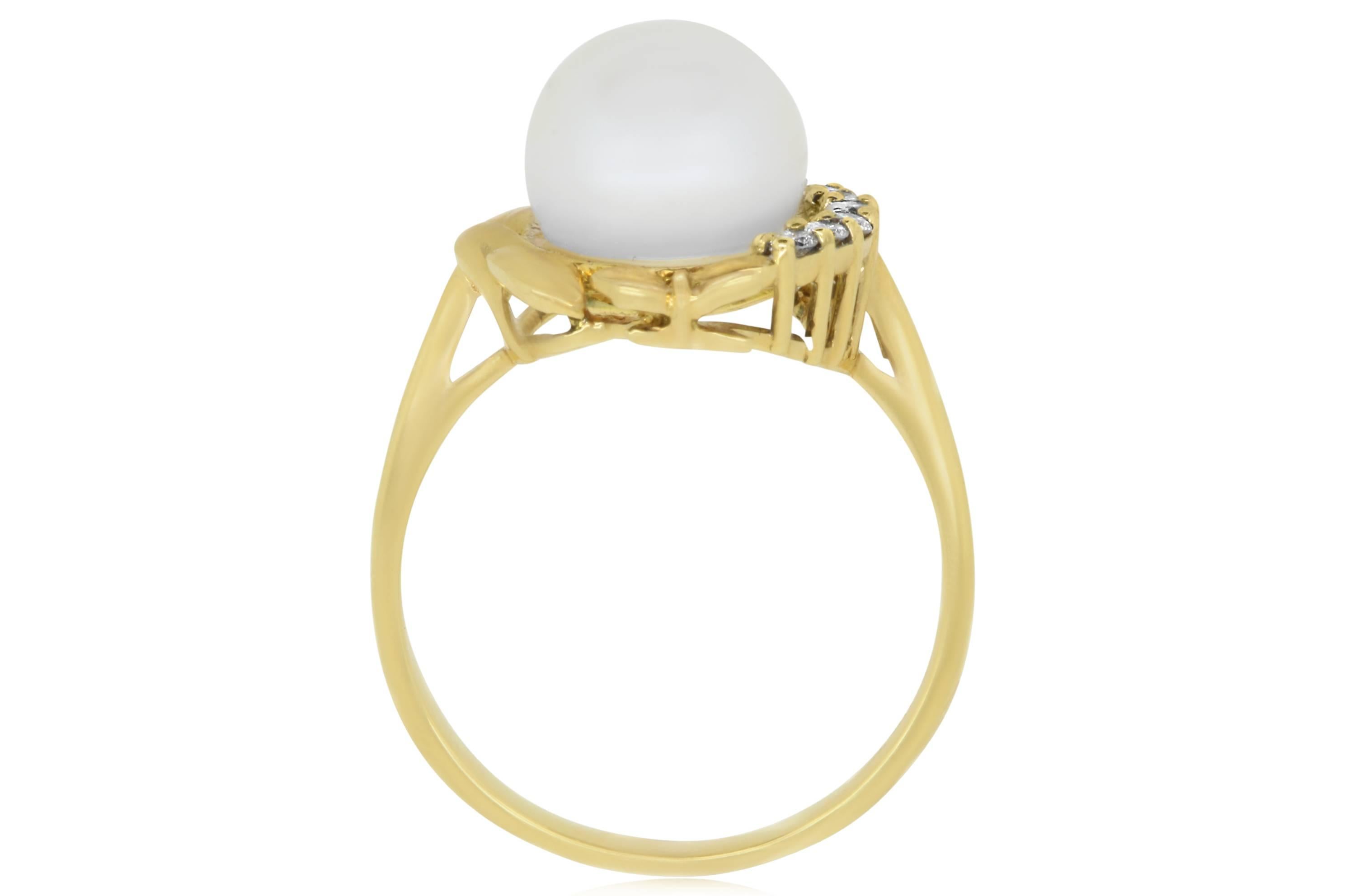 Contemporary 1.01 Carat Pearl and 0.09 White Diamond Ring For Sale
