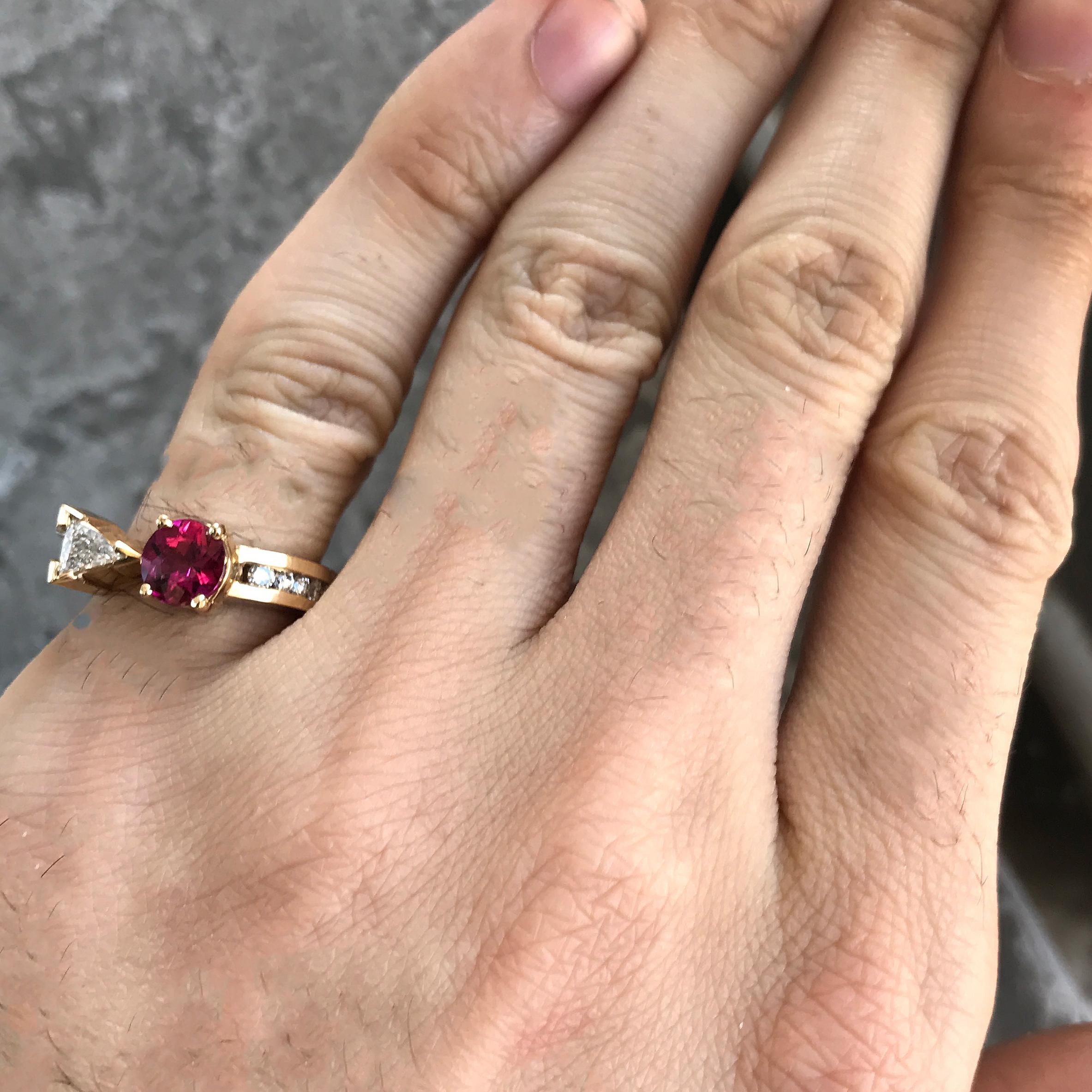 1,01 Karat Pink Rubellit, 0,38 Karat Diamant, gefasst in 18 Karat Y Fashion Ring (Moderne) im Angebot