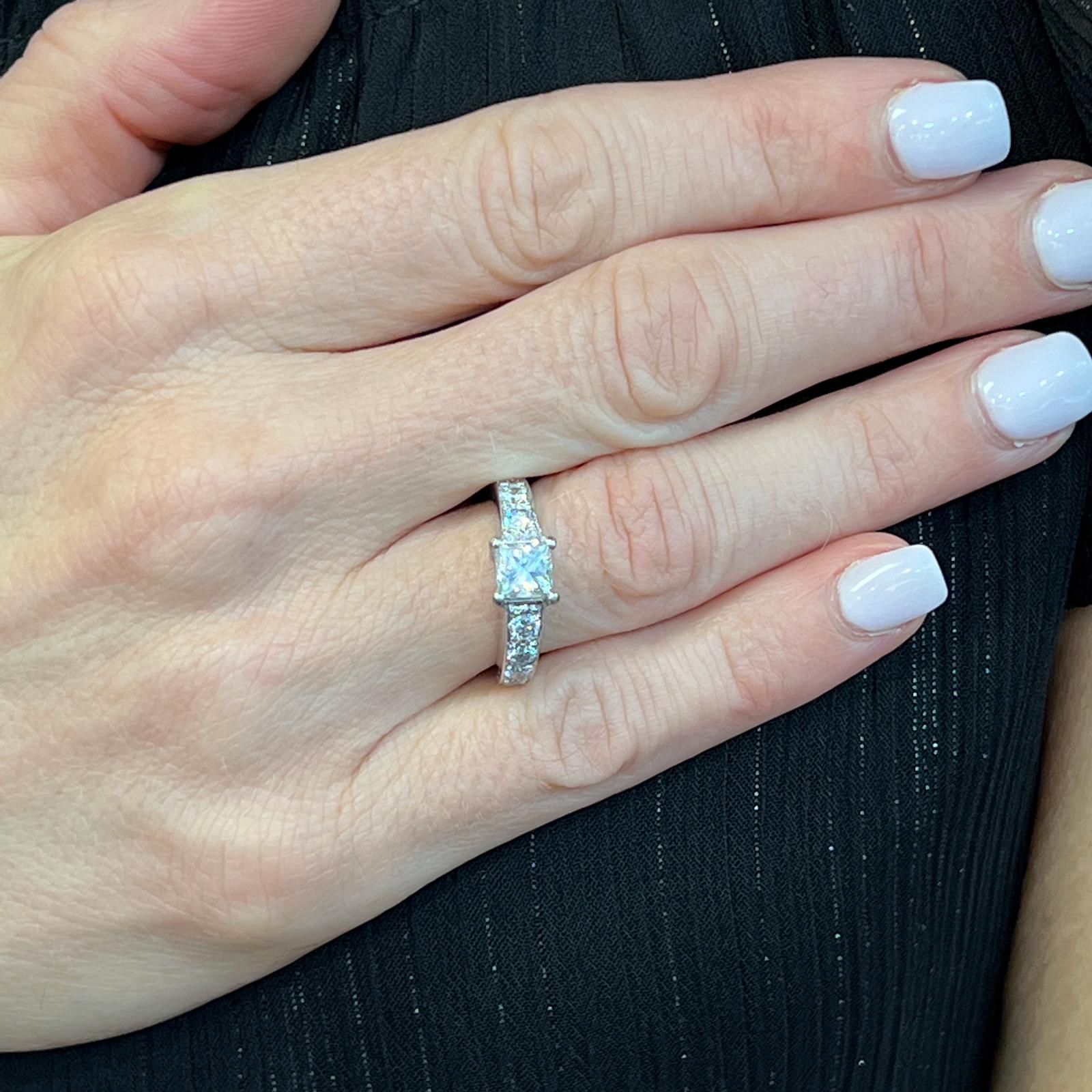 Moderne Bague de fiançailles avec diamant taille princesse de 1,01 carat certifié GIA E/VVS2 en vente