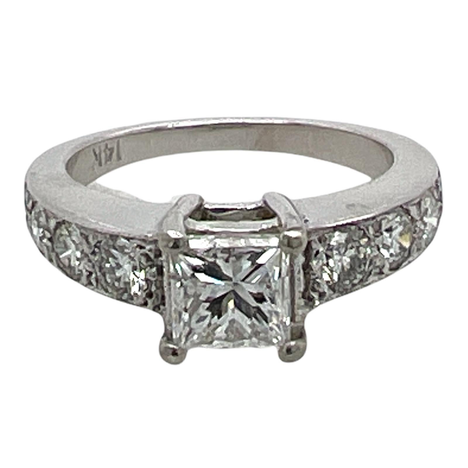 Taille princesse Bague de fiançailles avec diamant taille princesse de 1,01 carat certifié GIA E/VVS2 en vente