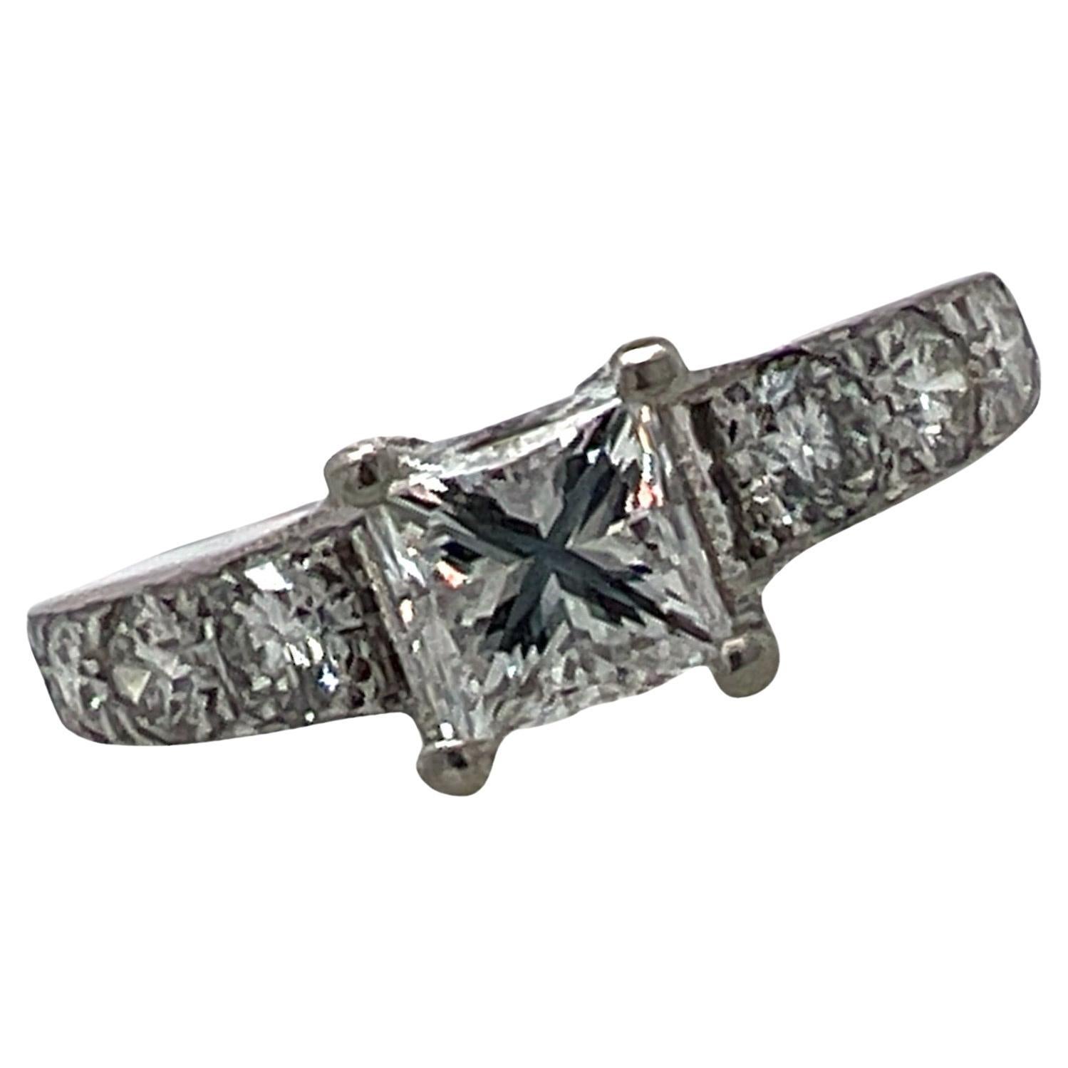 Bague de fiançailles avec diamant taille princesse de 1,01 carat certifié GIA E/VVS2 en vente