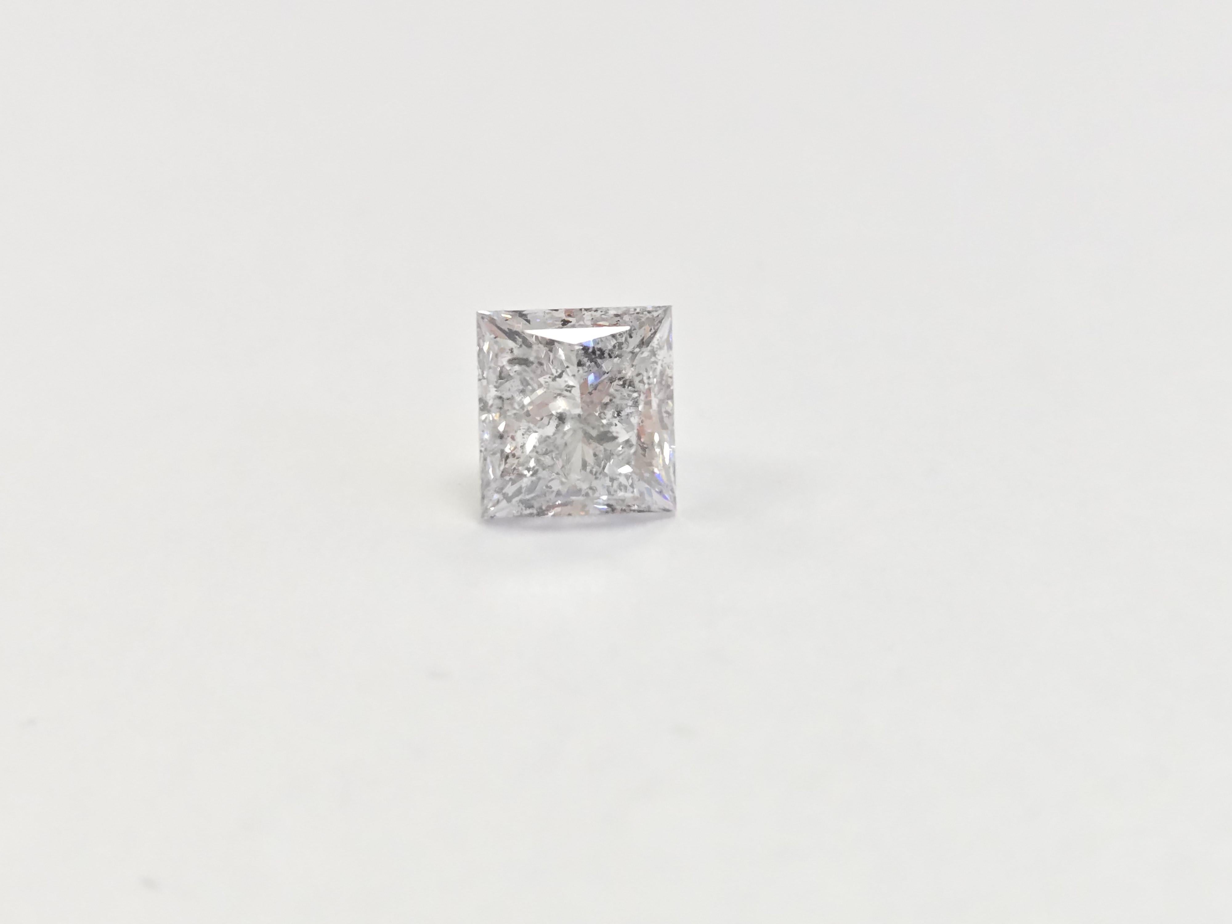 1.01 Quilates Diamante Natural Forma Princesa
Color medio H, Claridad I2
Medidas: 4,8 x 5 x 3,8 mm