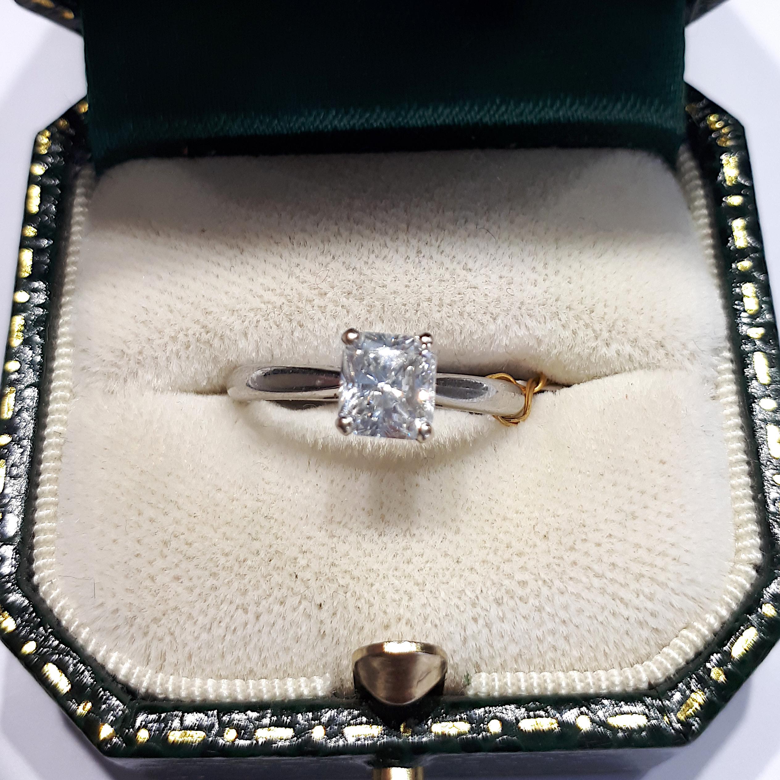 Modern 1.01 Carat Radiant-Cut Diamond Platinum Ring For Sale