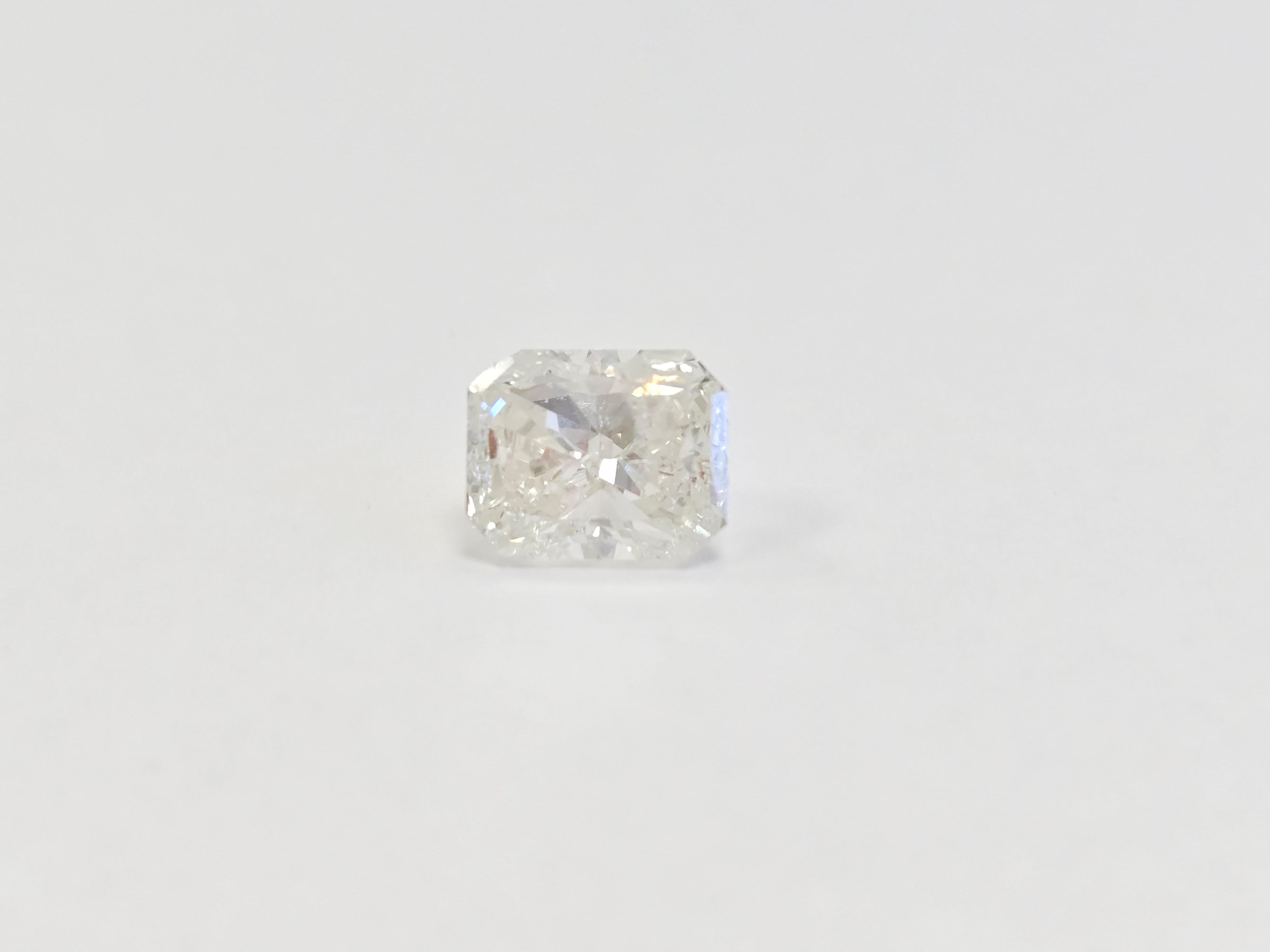 Diamante Natural de Forma Radiante de 1.01 Quilates 
Color medio H, Claridad SI3
Medidas: 6 x 5 x 3,5 mm