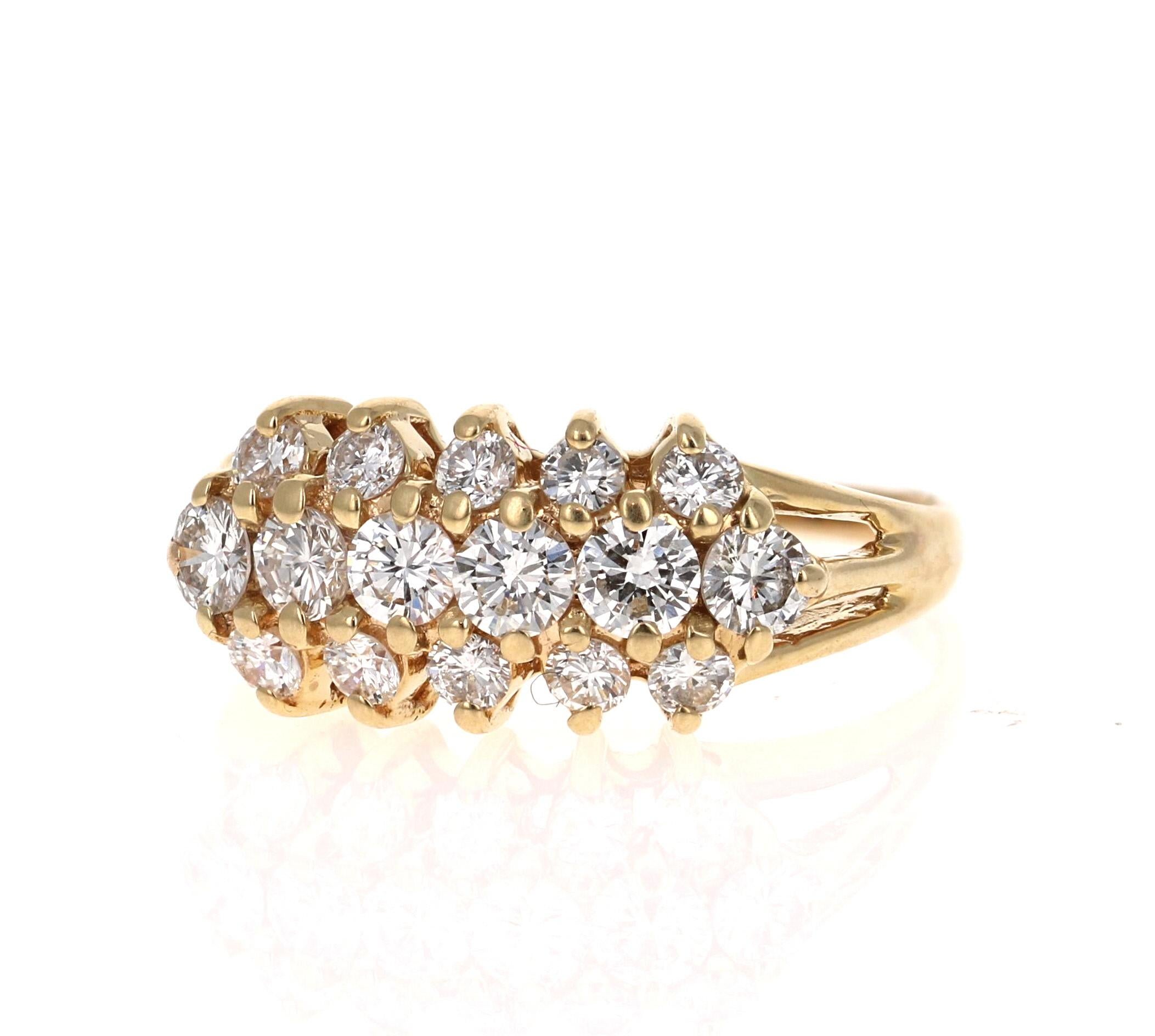 Dieser klassische Cluster-Ring hat 16 Diamanten im Rundschliff mit einem Gewicht von 1,01 Karat (VS-I) 
Der Ring ist in 14 Karat Gelbgold gefasst und hat ein ungefähres Gewicht von 3,3 Gramm. 

Der Ring hat die Größe 7 und kann bei Bedarf kostenlos