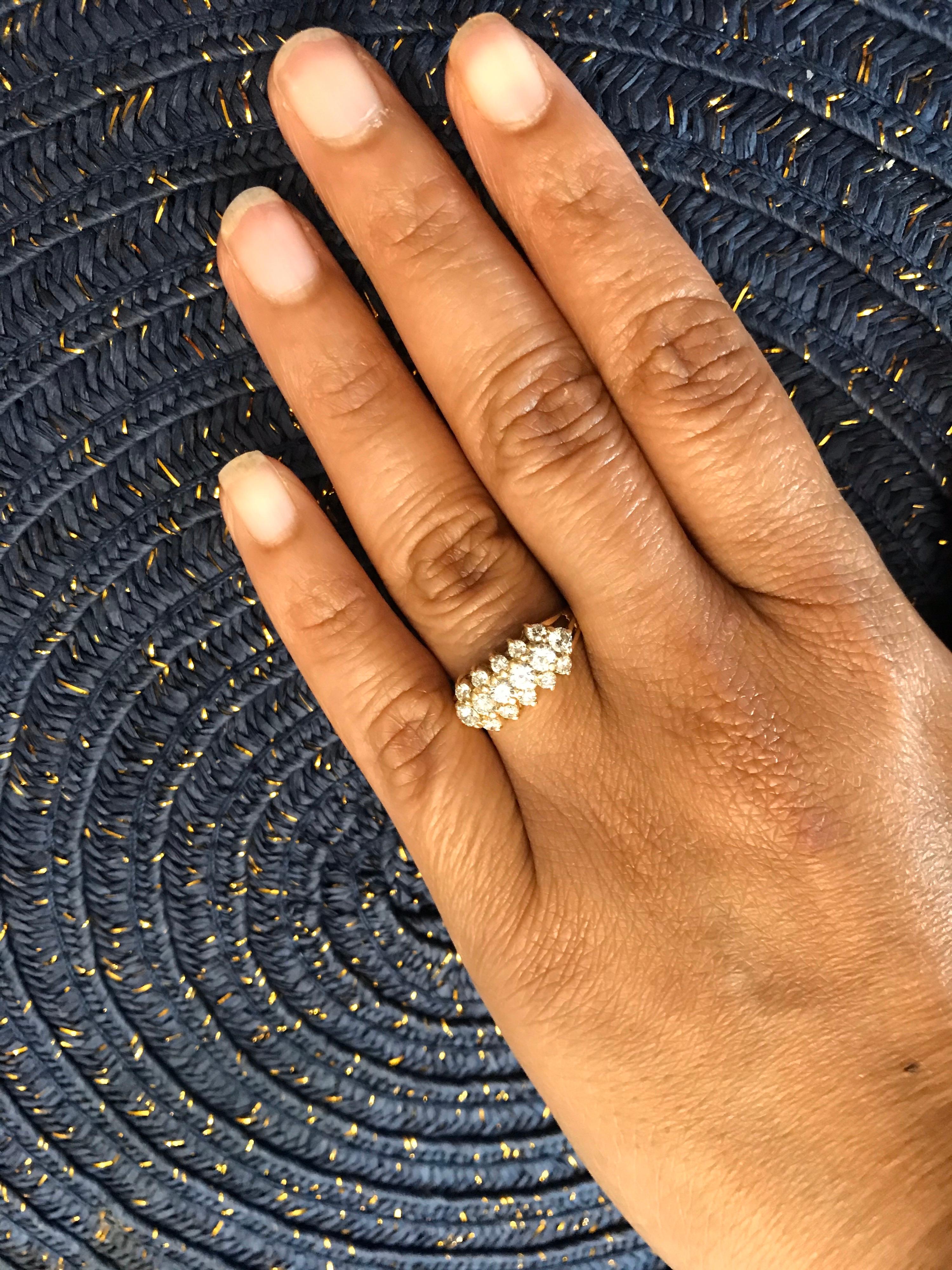 1,01 Karat Rundschliff Diamant-Cluster-Ring aus Gelbgold Damen im Angebot