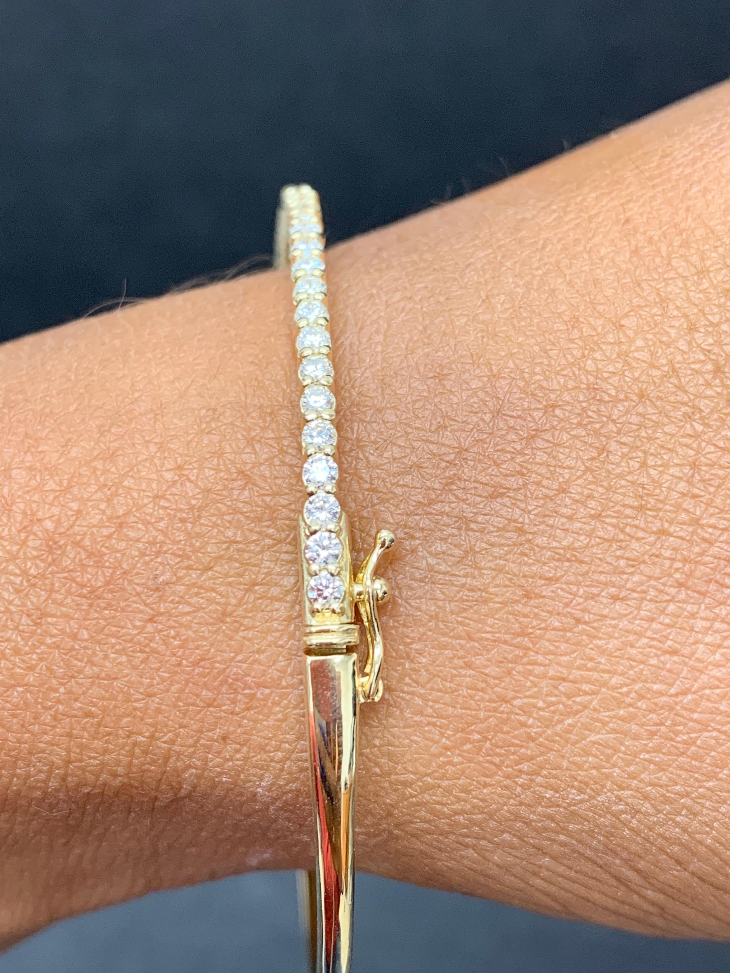 1.01 Carat Round Cut Diamond Yellow Gold Bangle Bracelet in 14K Yellow Gold In New Condition For Sale In NEW YORK, NY
