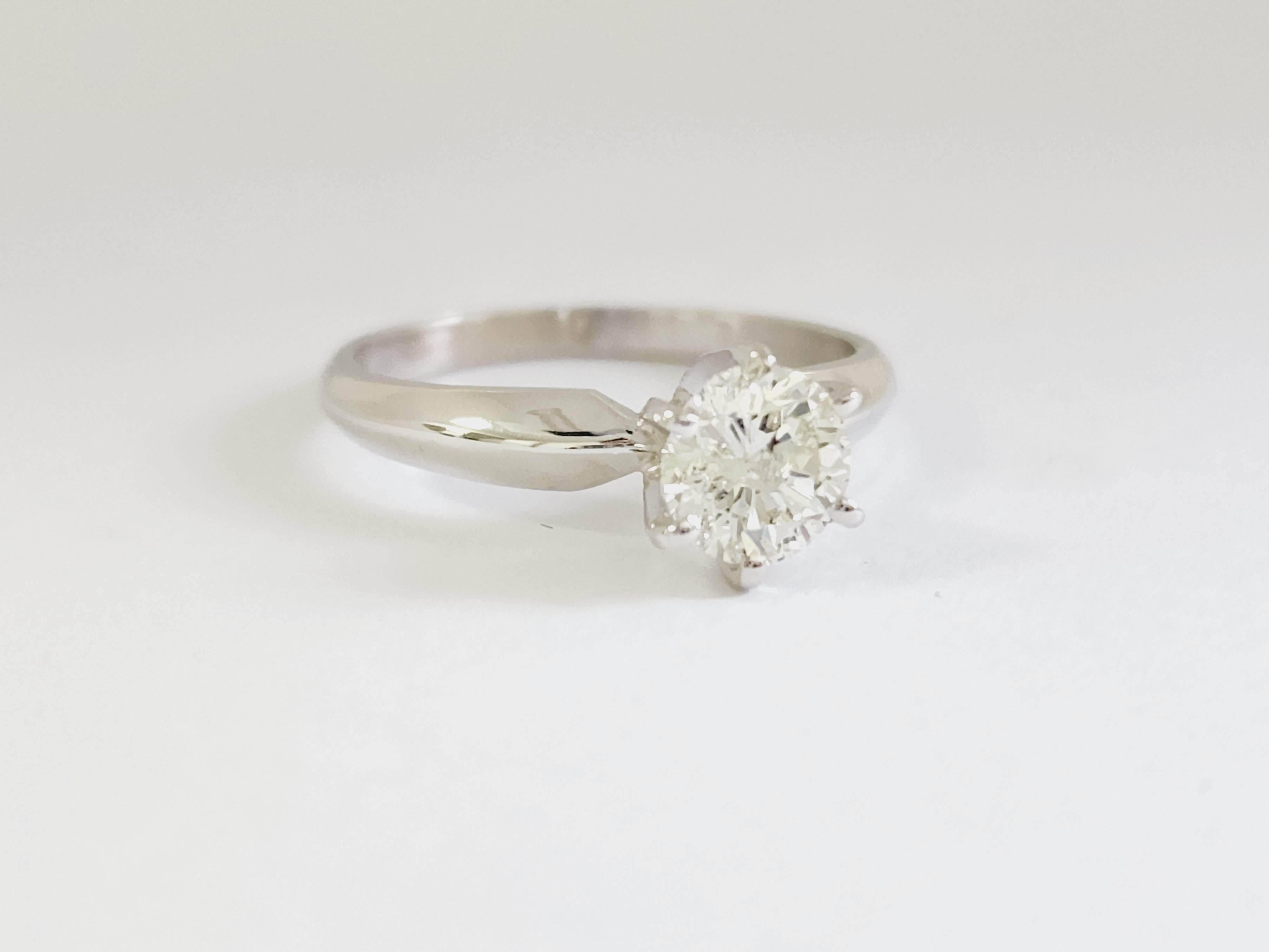 1.01 Carat Round Diamond 14 Karat White Gold Solitaire Ring In New Condition In Great Neck, NY