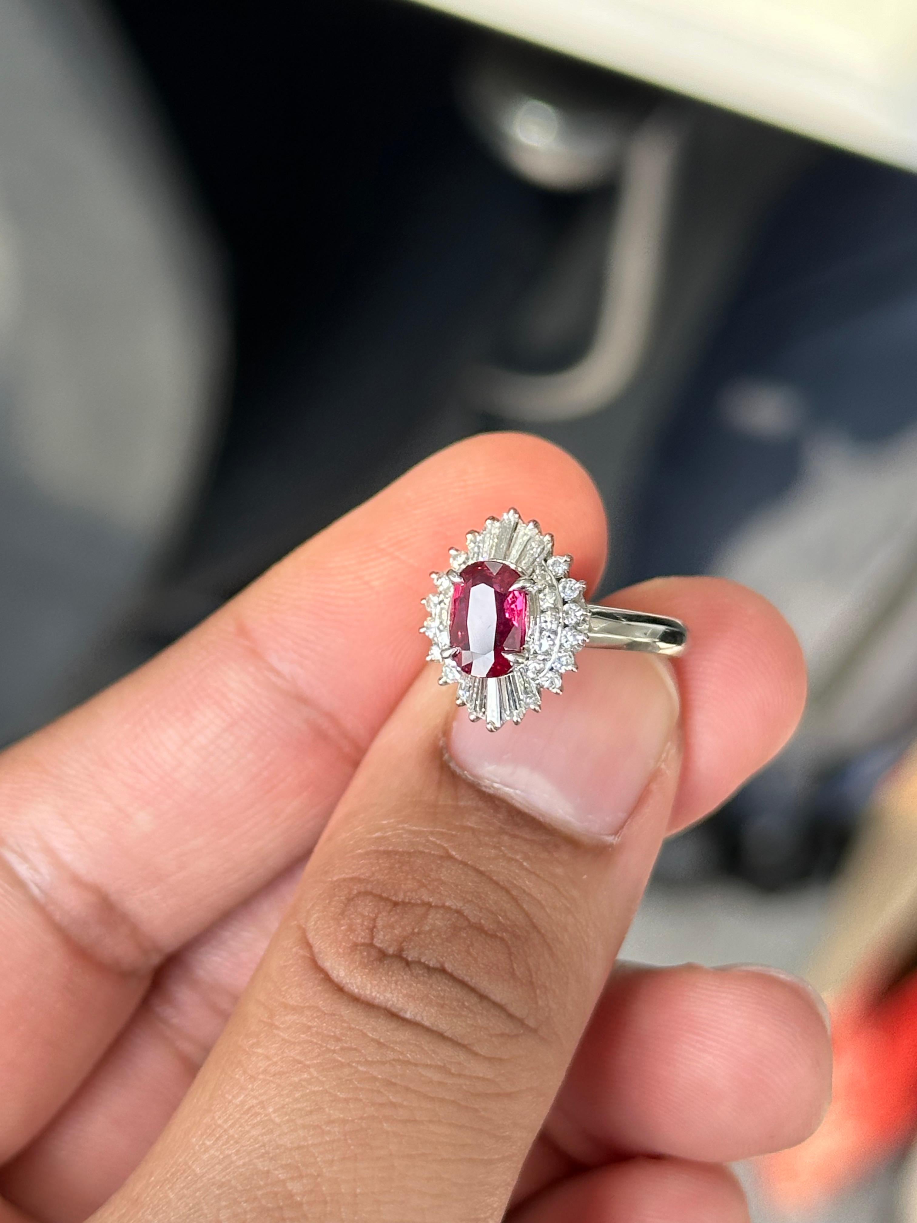 Elegante et accrocheuse, cette bague magnifiquement travaillée est ornée d'un rubis naturel de 1,01 carat qui brille d'un rouge profond. Sertie de 0,53 carats de diamants naturels taille radiant, la composition crée un contraste saisissant entre