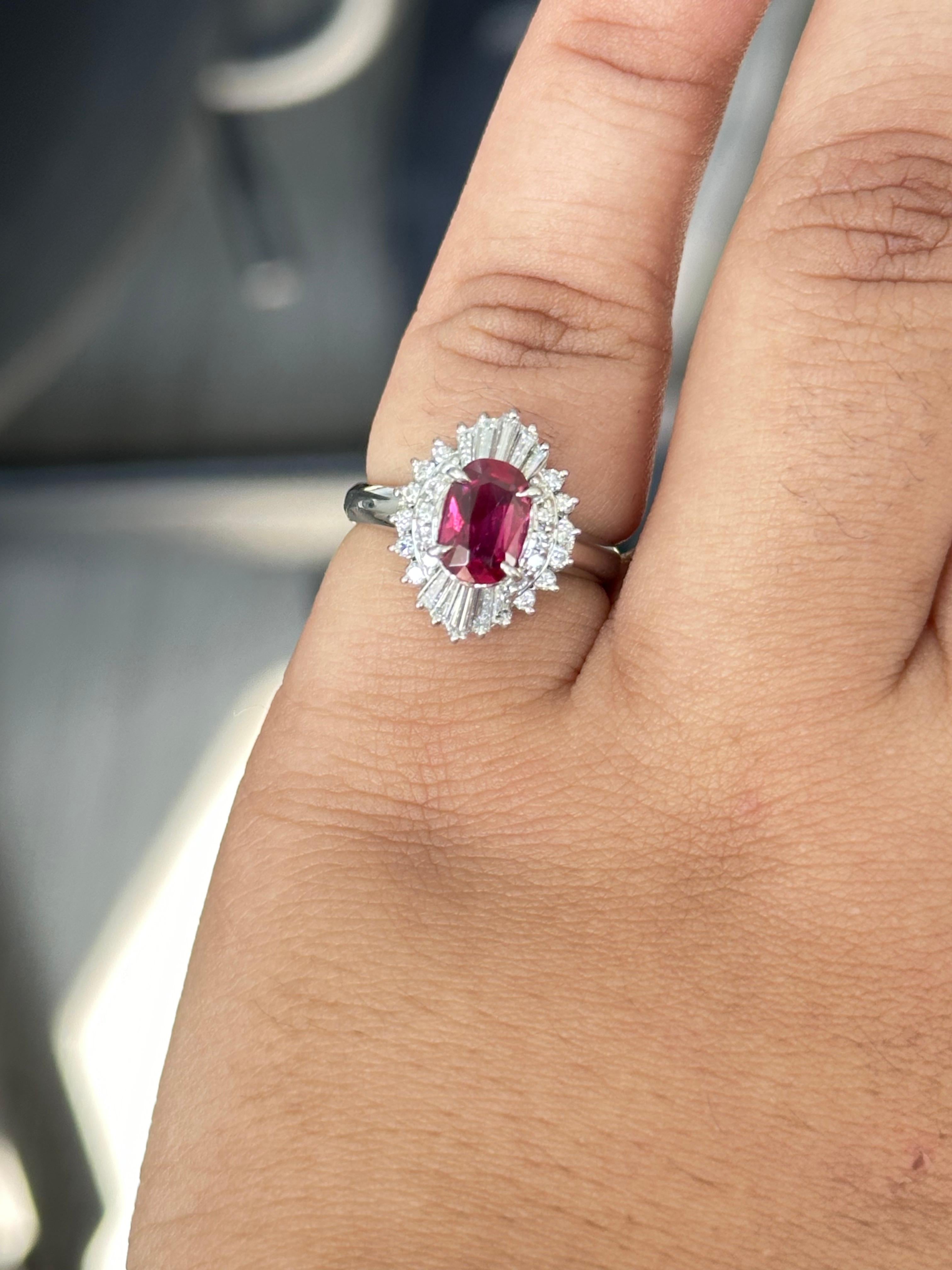 Art déco Bague en rubis de 1,01 carat et diamant cocktail radiant en vente