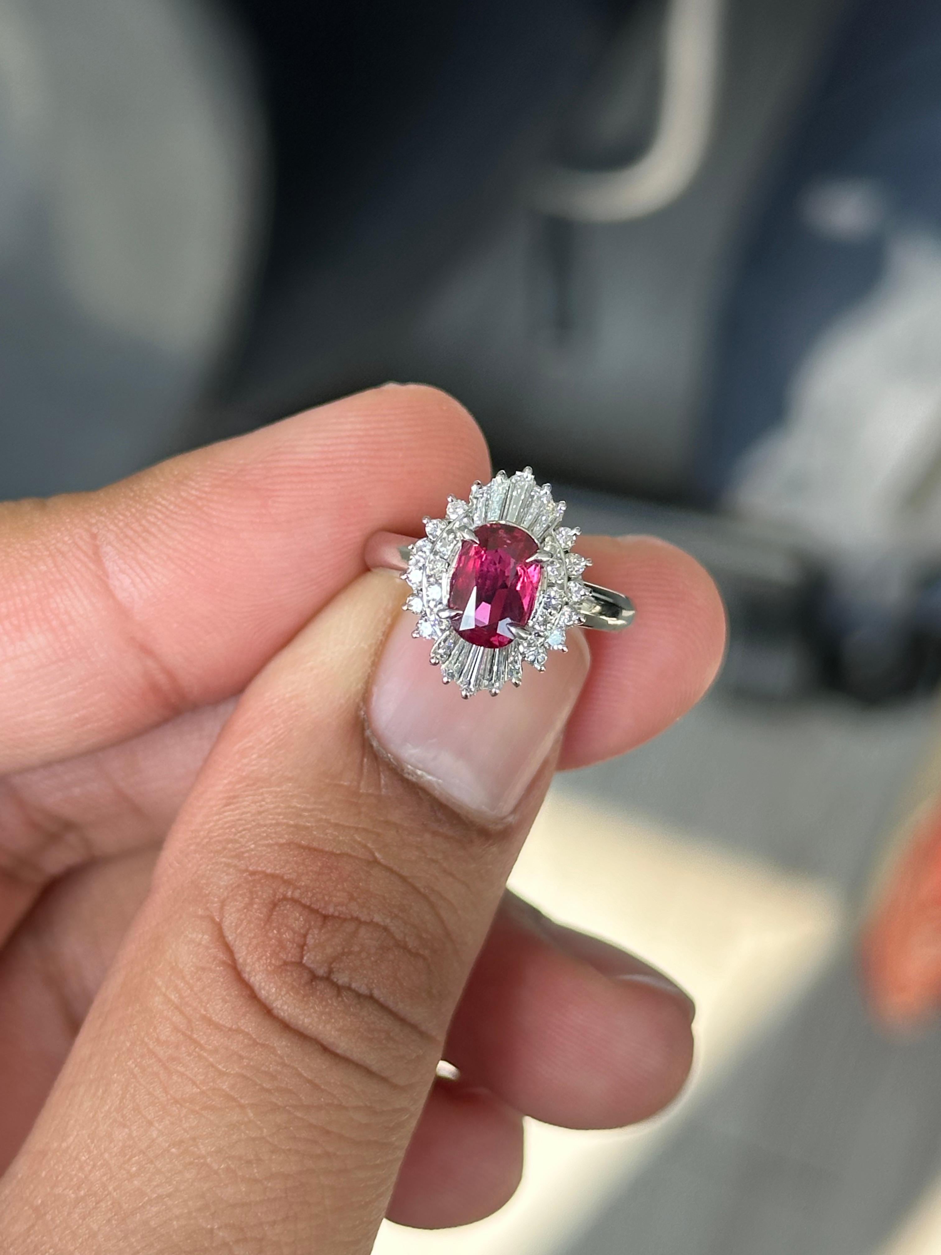 Taille ovale Bague en rubis de 1,01 carat et diamant cocktail radiant en vente