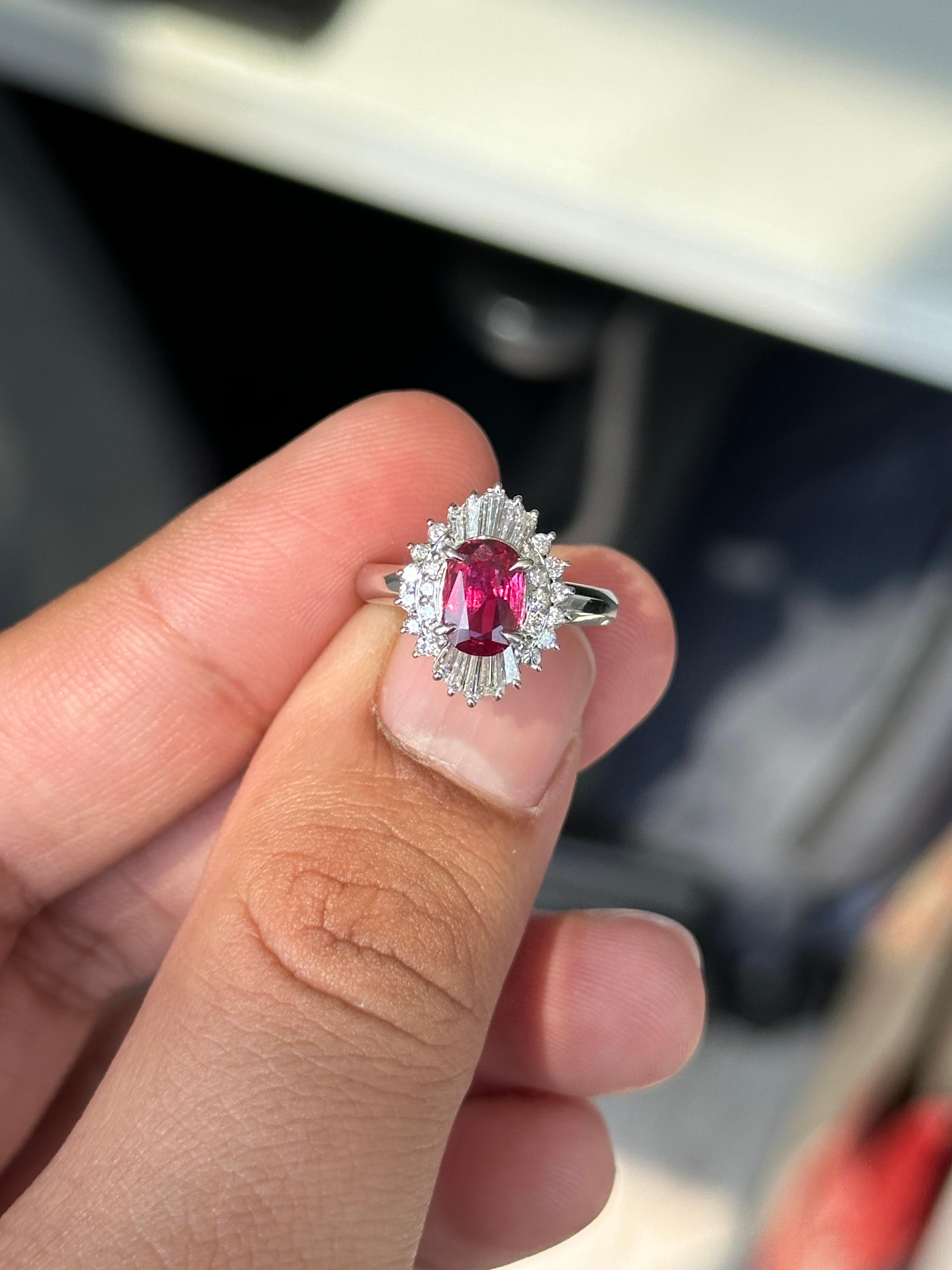 Bague en rubis de 1,01 carat et diamant cocktail radiant Excellent état - En vente à Bangkok, TH