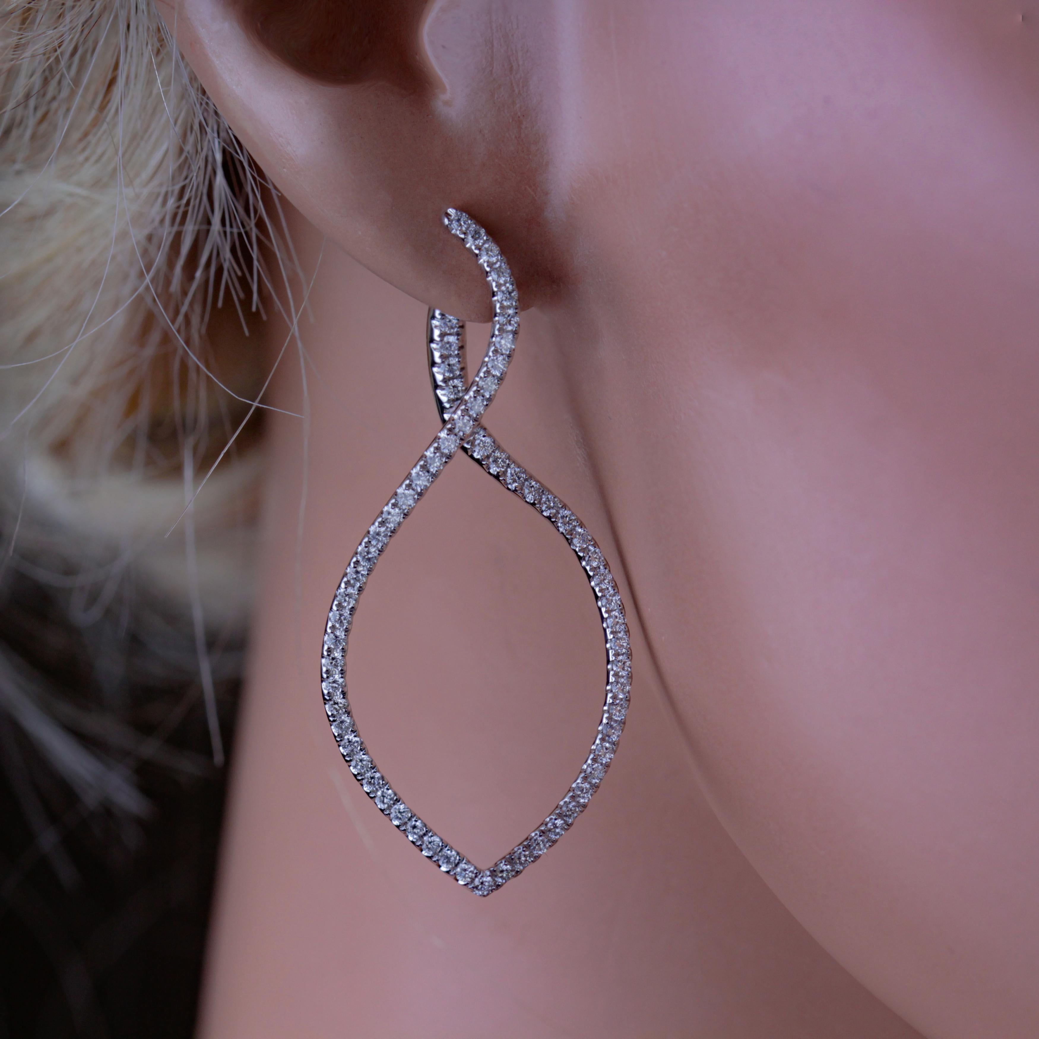 Contemporary 1.01 Carat Swirl Twist Hoop Diamond Earrings in 14 Karat White Gold ref1698 For Sale