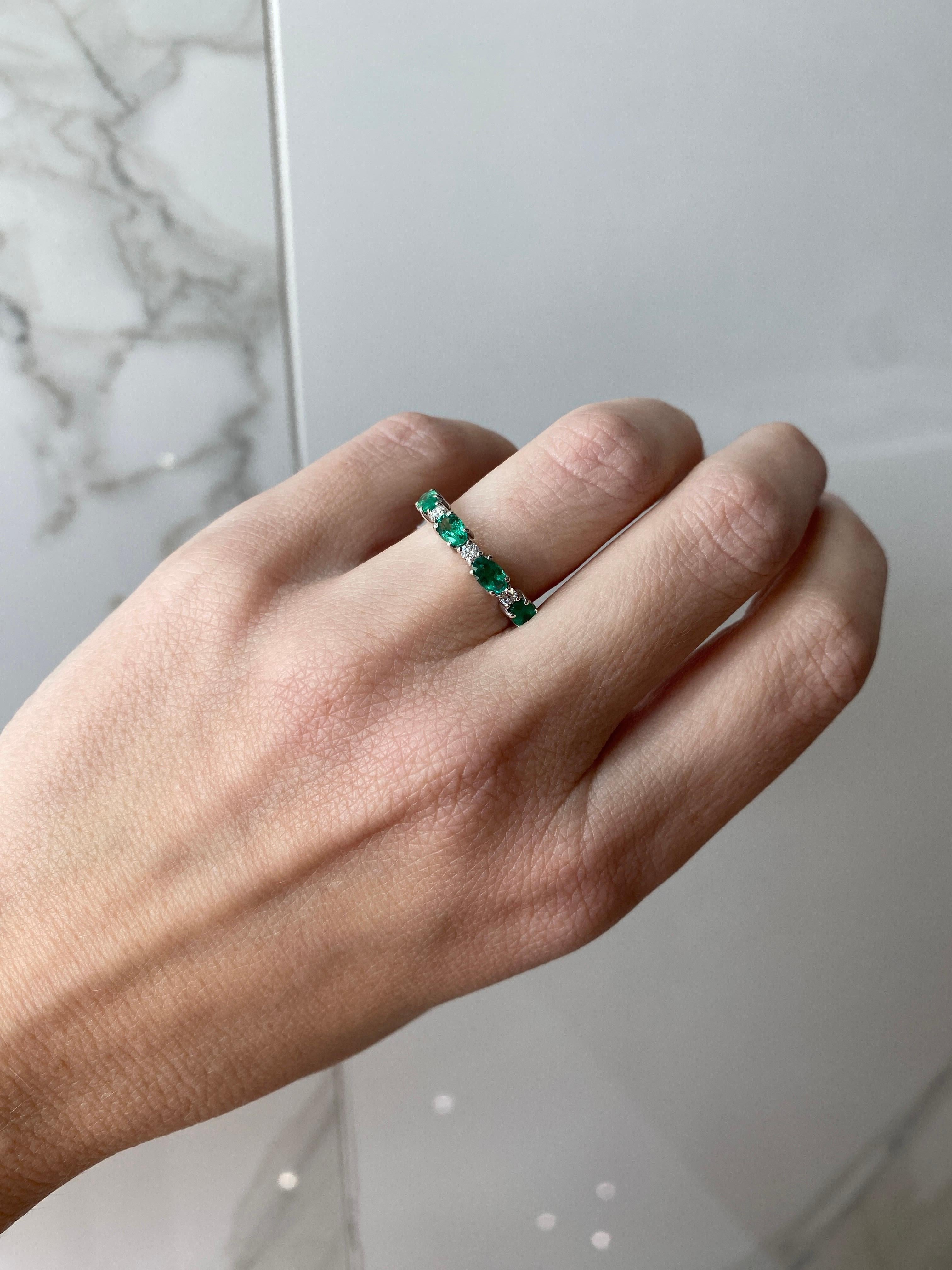 1.01 Carat Total Weight Oval Shaped Emeralds and Round Diamonds Band, 14k Gold For Sale 10