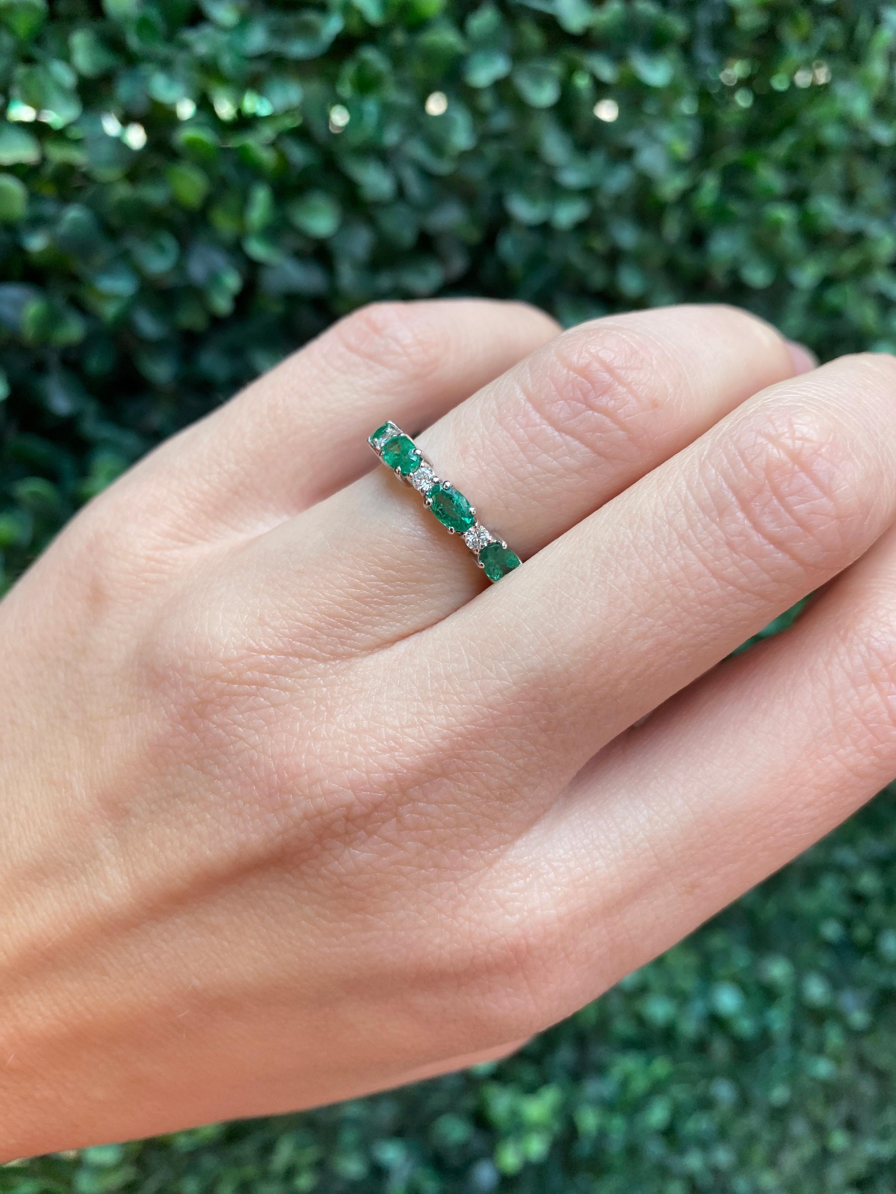 1.01 Carat Total Weight Oval Shaped Emeralds and Round Diamonds Band, 14k Gold For Sale 13