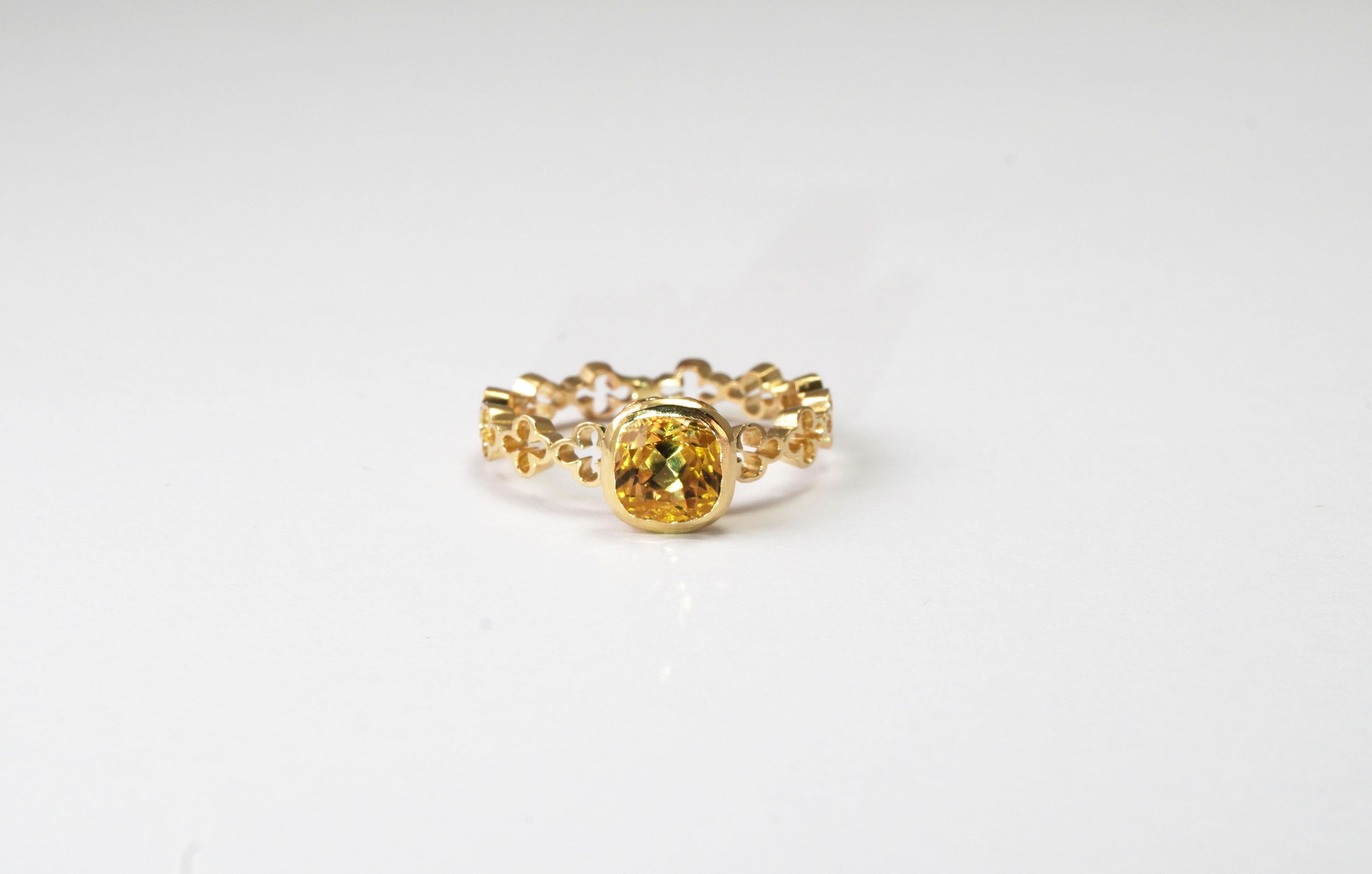 14 kt Gold ring with Heliodor
Gold color: Yellow
Ring size: 6 US
Total weight: 1.70 grams

Set with:
- Heliodor
Cut: Cushion
Total weight: 1.01 carats
Color: Yellow