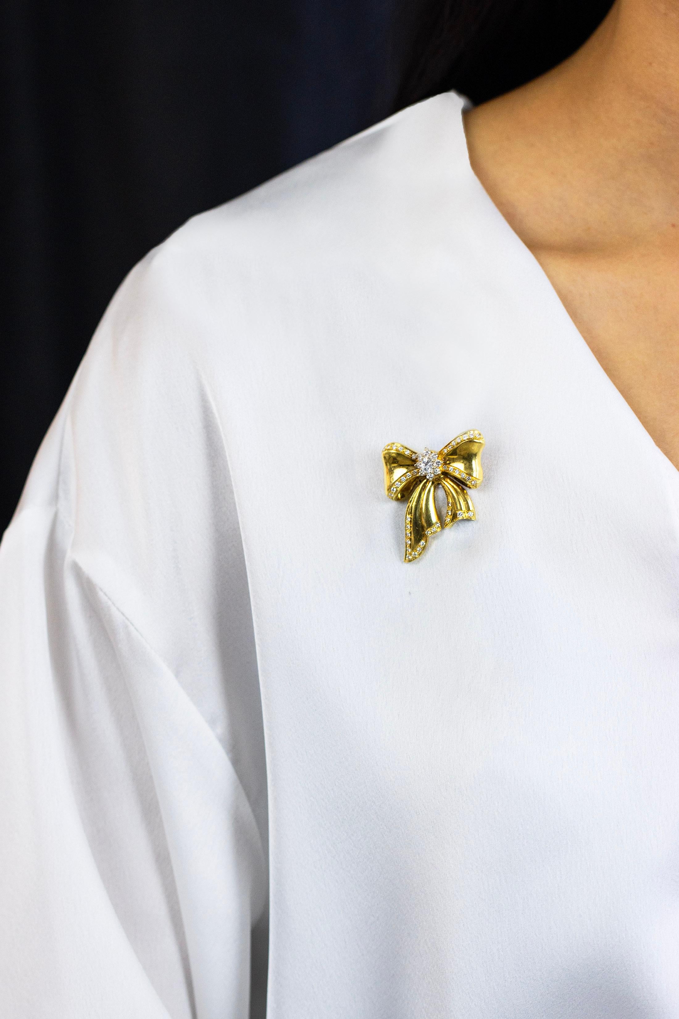 Contemporain Broche nœud papillon en or jaune avec diamants ronds brillants de 1,01 carat au total en vente