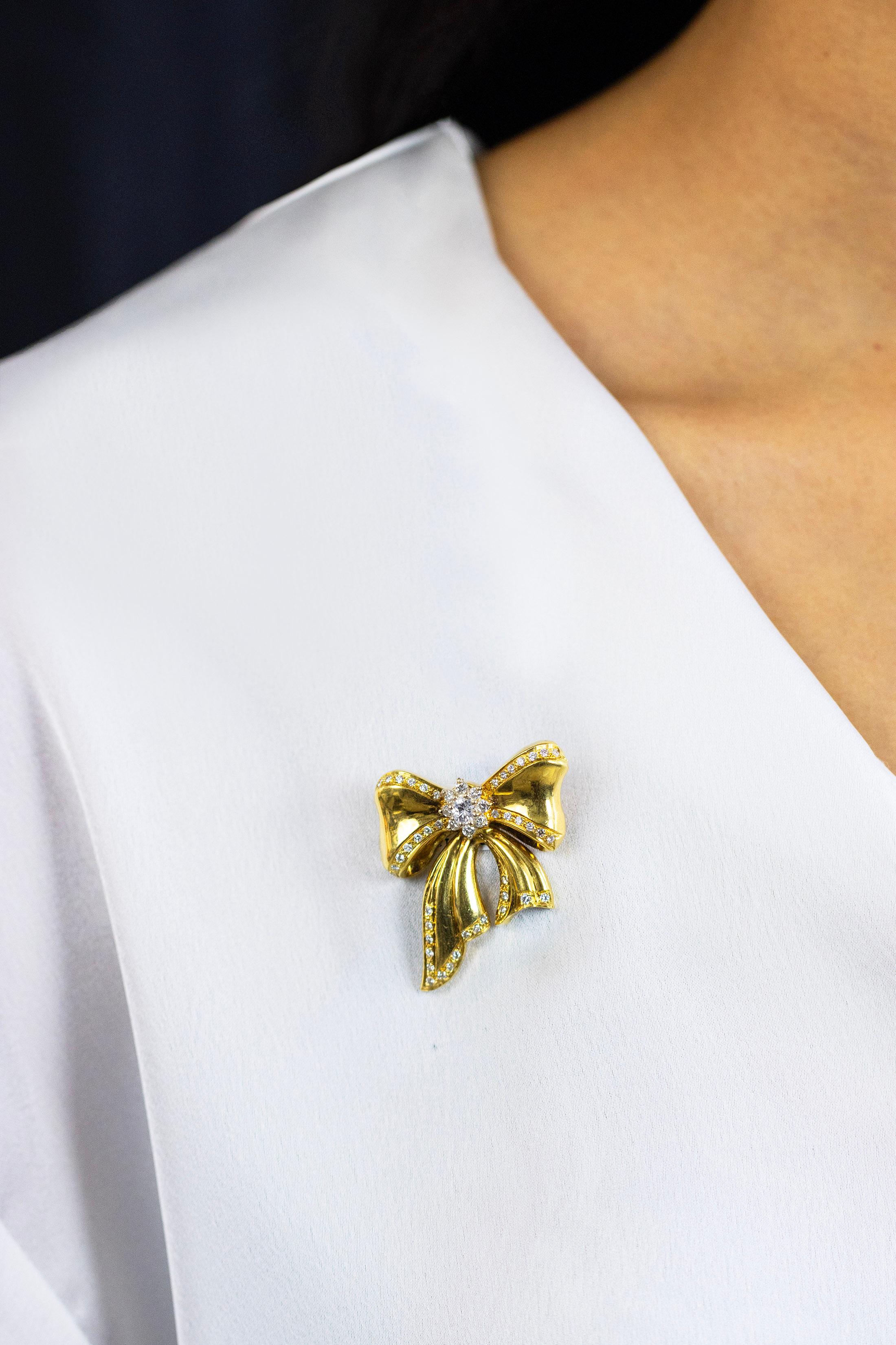 Taille ronde Broche nœud papillon en or jaune avec diamants ronds brillants de 1,01 carat au total en vente