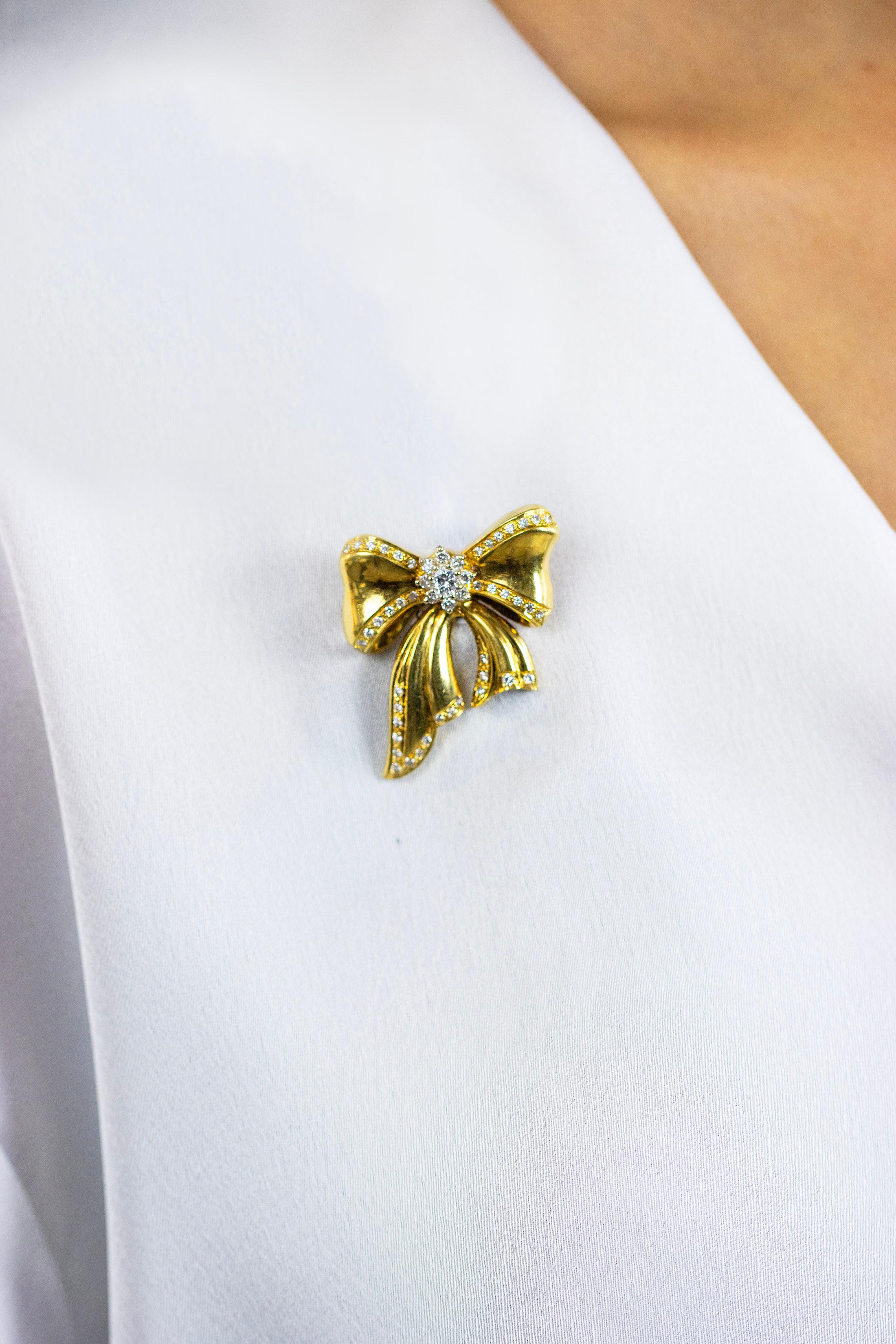 Broche nœud papillon en or jaune avec diamants ronds brillants de 1,01 carat au total Excellent état - En vente à New York, NY
