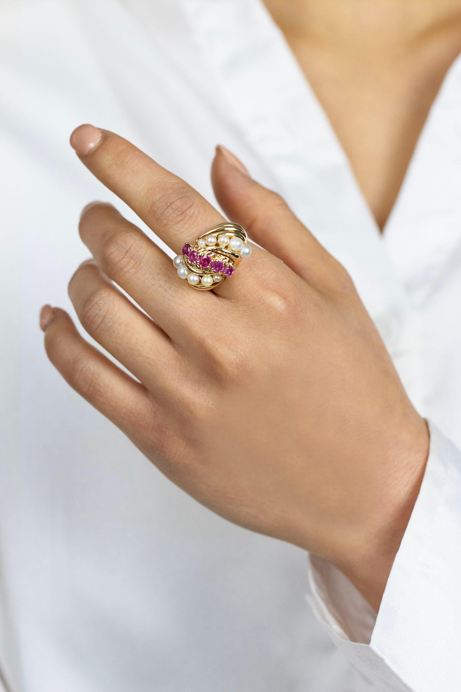Women's 1.01 Carats Total Pink Sapphire and Pearl Dome Cocktail Ring For Sale