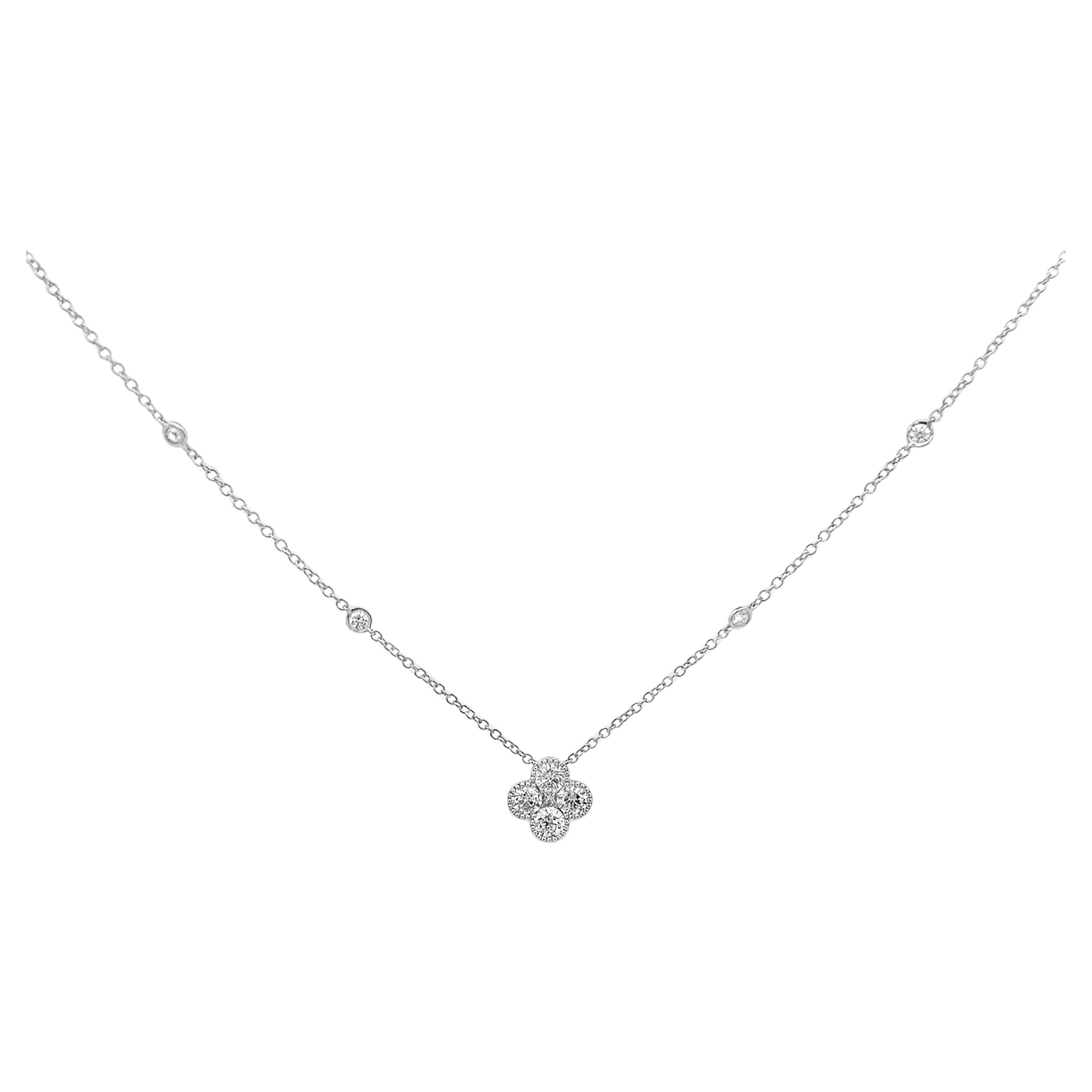 Una collana pendente chic, con un trifoglio composto da quattro diamanti rotondi taglio brillante con un diamante taglio princess al centro, incastonato su un castone di perline. Accentuato da una catena di diamanti a taglio rotondo incastonati. I