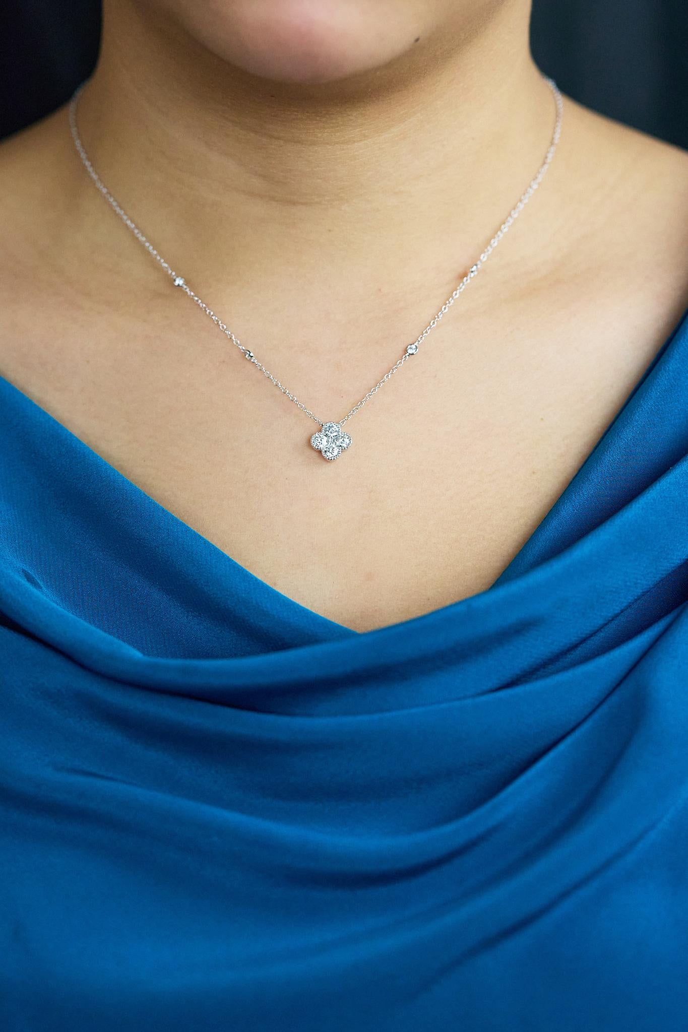 Donna Roman Malakov Diamonds, collana di diamanti a trifoglio con taglio a brillante rotondo da 1,01 carati totali in vendita