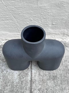 Vase « 101 Copenhagen Cobra Uno » de Kristian Sofus Hansen et Tommy Hyldahl, noir