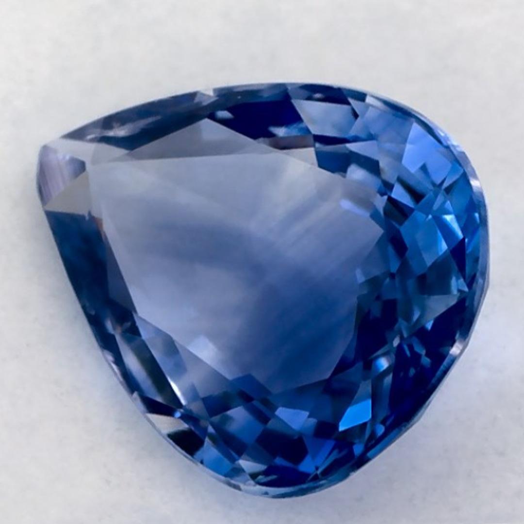 Questo zaffiro blu naturale offre eleganza e raffinatezza. Con la sua ricca saturazione del colore e il taglio preciso, è il centro perfetto per un anello di fidanzamento o un design di gioielli di lusso.

Questo zaffiro proviene dallo Sri Lanka