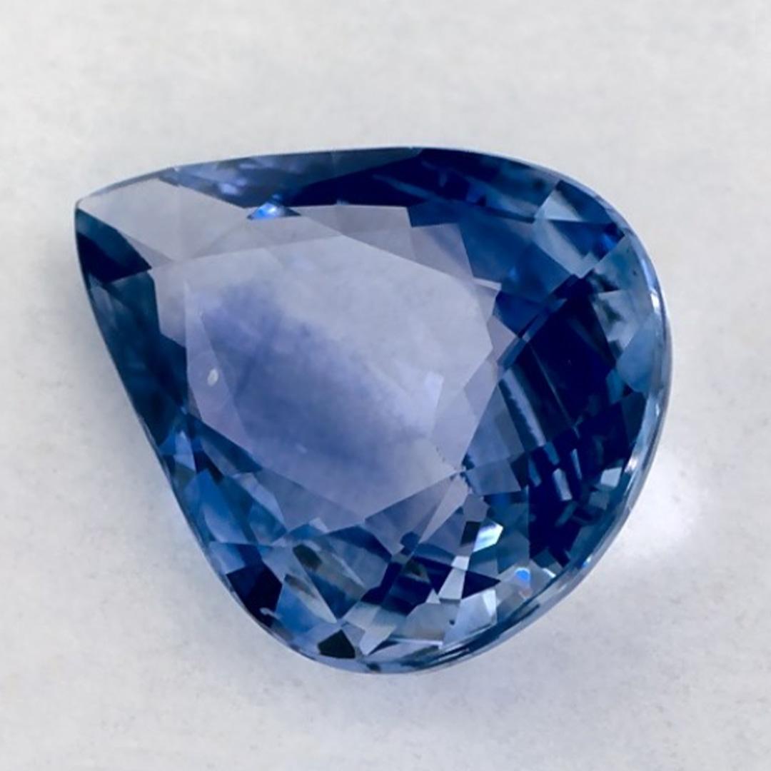 Este zafiro azul natural ofrece elegancia y sofisticación. Con su rica saturación de color y su corte preciso, es la pieza central perfecta para un anillo de compromiso o un diseño de joyería de lujo.

Este zafiro es originario de Sri Lanka