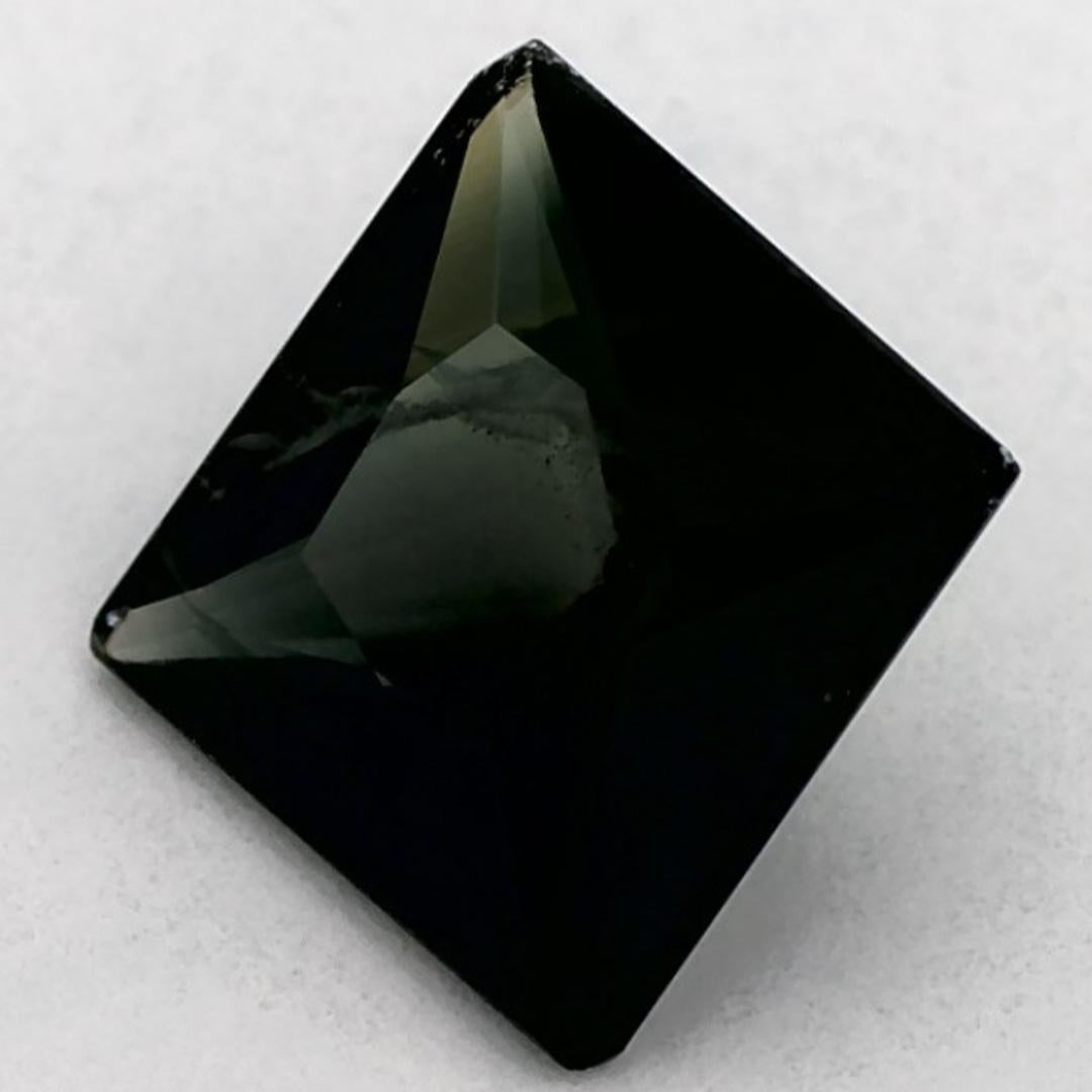 Este zafiro azul natural ofrece elegancia y sofisticación. Con su rica saturación de color y su corte preciso, es la pieza central perfecta para un anillo de compromiso o un diseño de joyería de lujo.

Este zafiro es originario de Sri Lanka