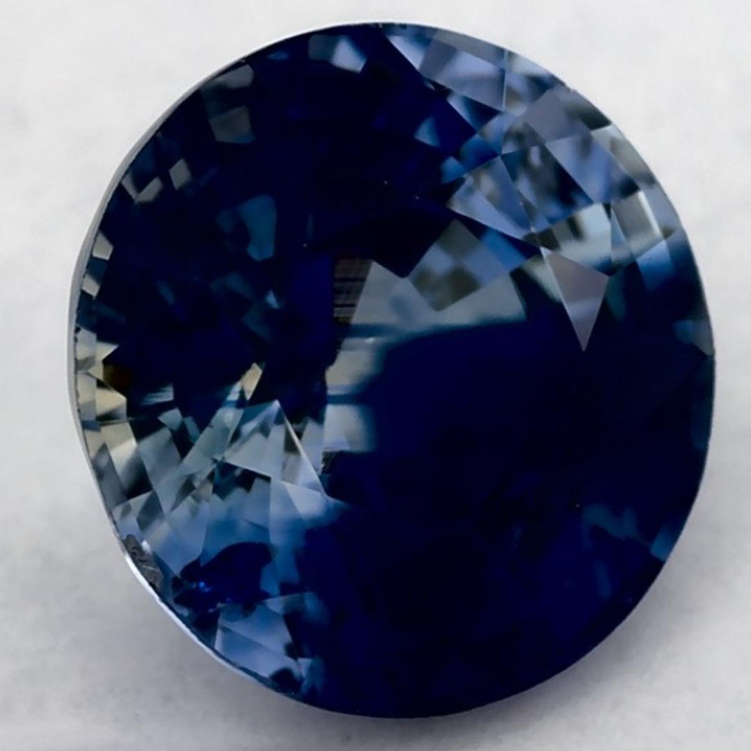 Dieser natürliche blaue Saphir bietet Eleganz und Raffinesse. Mit seiner satten Farbsättigung und seinem präzisen Schliff ist er das perfekte Herzstück für einen Verlobungsring oder ein luxuriöses Schmuckdesign.

Dieser Saphir stammt aus Sri Lanka