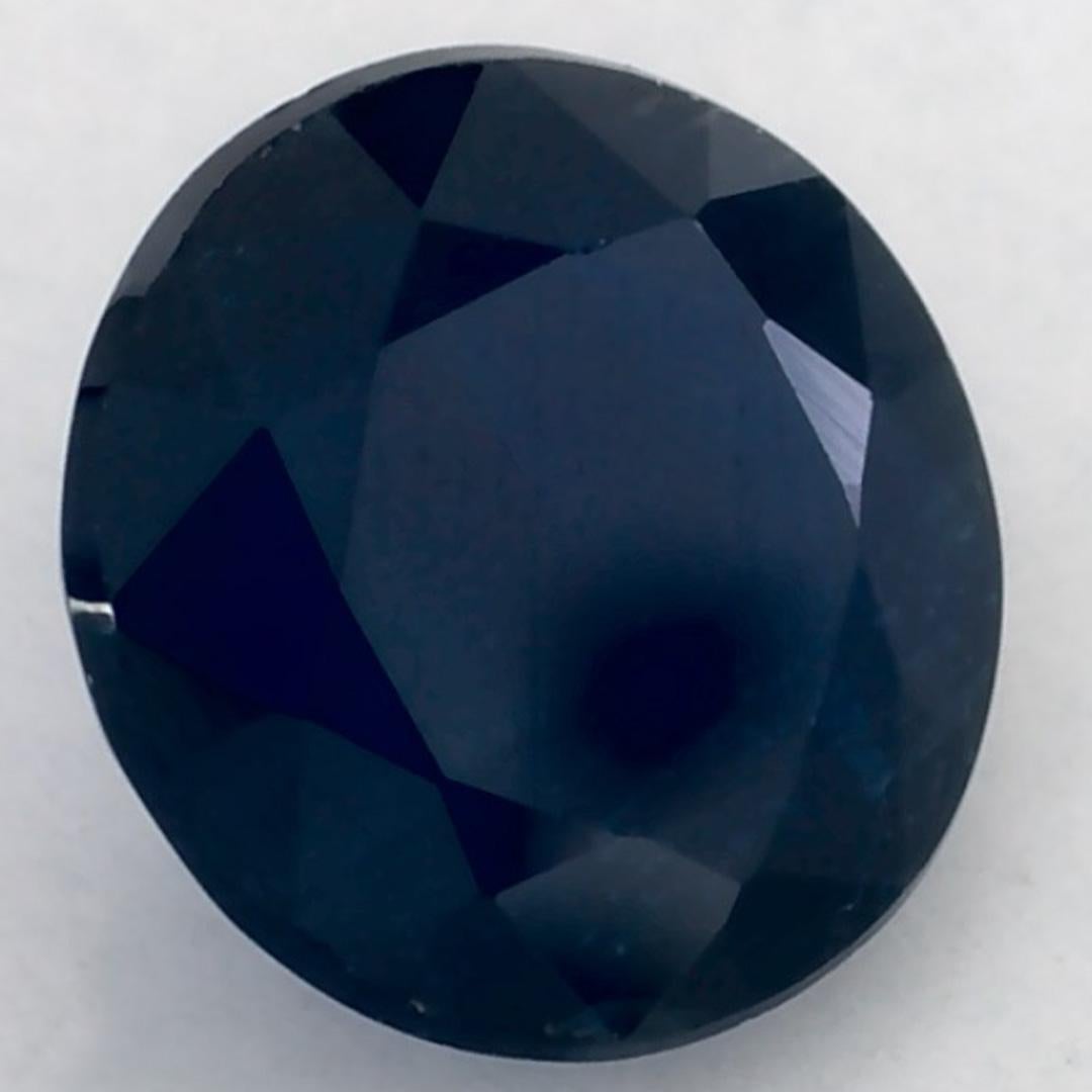 Este zafiro azul natural ofrece elegancia y sofisticación. Con su rica saturación de color y su corte preciso, es la pieza central perfecta para un anillo de compromiso o un diseño de joyería de lujo.

Este zafiro es originario de Sri Lanka