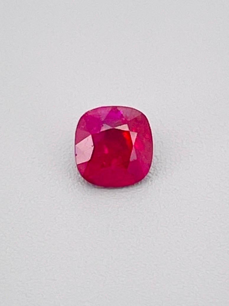 RMA84～ 1.01 Ct GIA Certified Natural Unheated Burma Ruby Pigeon Blood Color Gemstone (pierre précieuse de couleur sang de pigeon)

DESCRIPTION DE LA GEMME
Espèce :   Corumdum
Variété :  Sang de pigeon rubis de Birmanie 
Poids :  1,01 ct 
Couleur : 