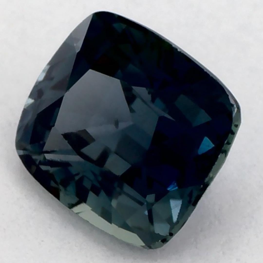 Questo zaffiro verde naturale offre eleganza e raffinatezza. Grazie al suo grazioso tono di colore, alla sua limpidezza e al suo carattere naturale, questo zaffiro è una scelta eccellente per creare gioielli su misura come anelli di fidanzamento,