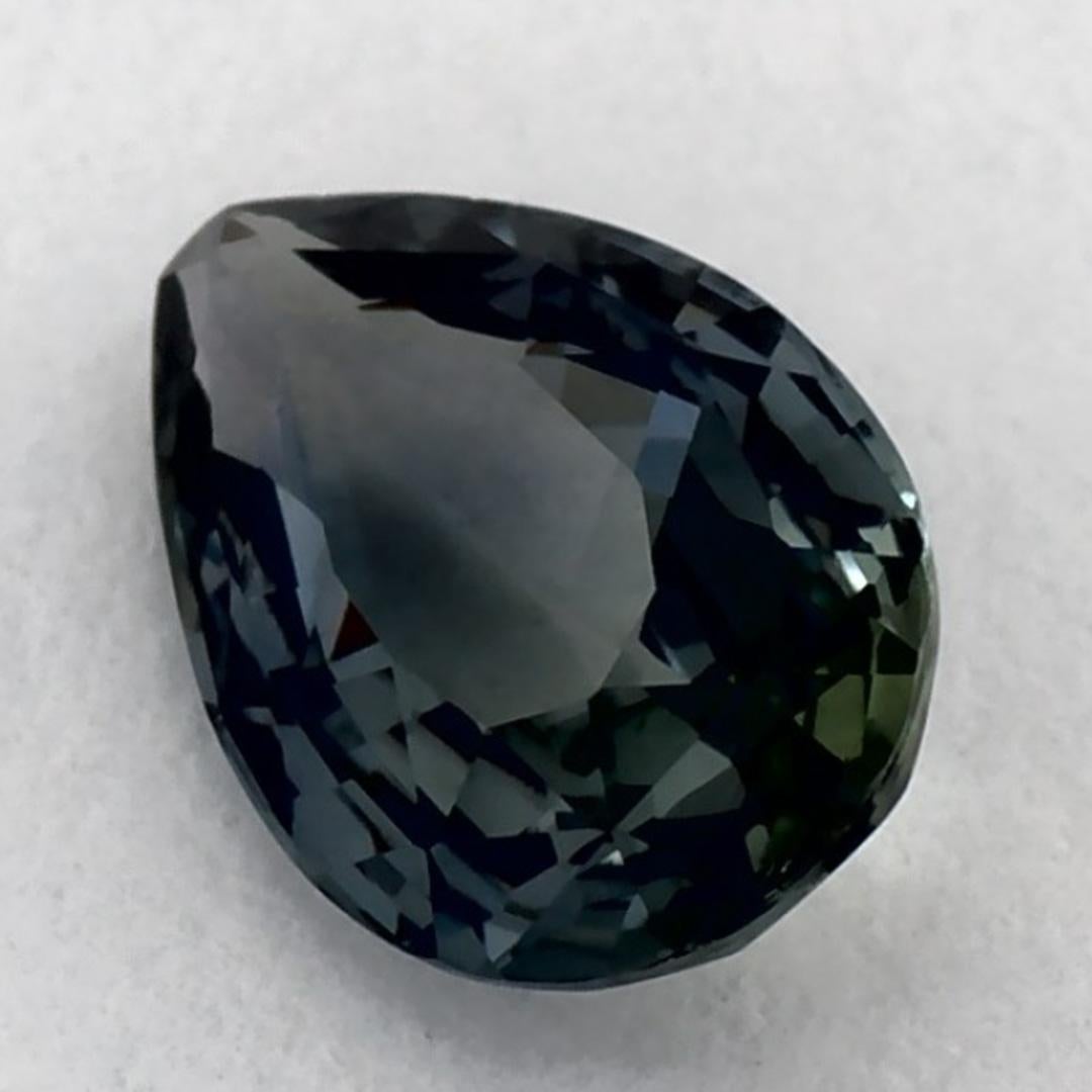 Questo zaffiro verde naturale offre eleganza e raffinatezza. Con la sua ricca saturazione del colore e il taglio preciso, è il centro perfetto per un anello di fidanzamento o un design di gioielli di lusso.

Questo zaffiro proviene dallo Sri Lanka