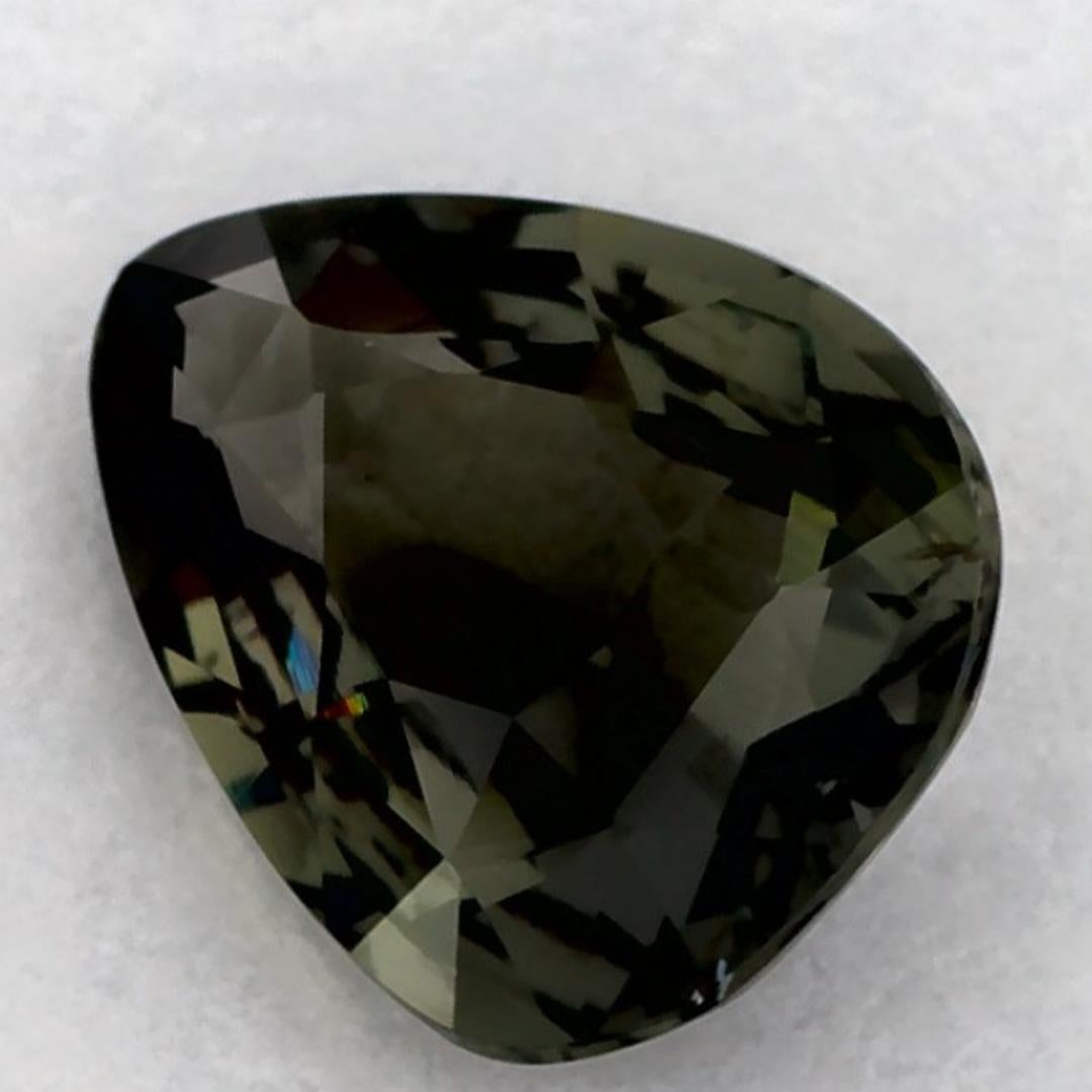 Questo zaffiro verde naturale offre eleganza e raffinatezza. Con la sua ricca saturazione del colore e il taglio preciso, è il centro perfetto per un anello di fidanzamento o un design di gioielli di lusso.

Questo zaffiro proviene dallo Sri Lanka