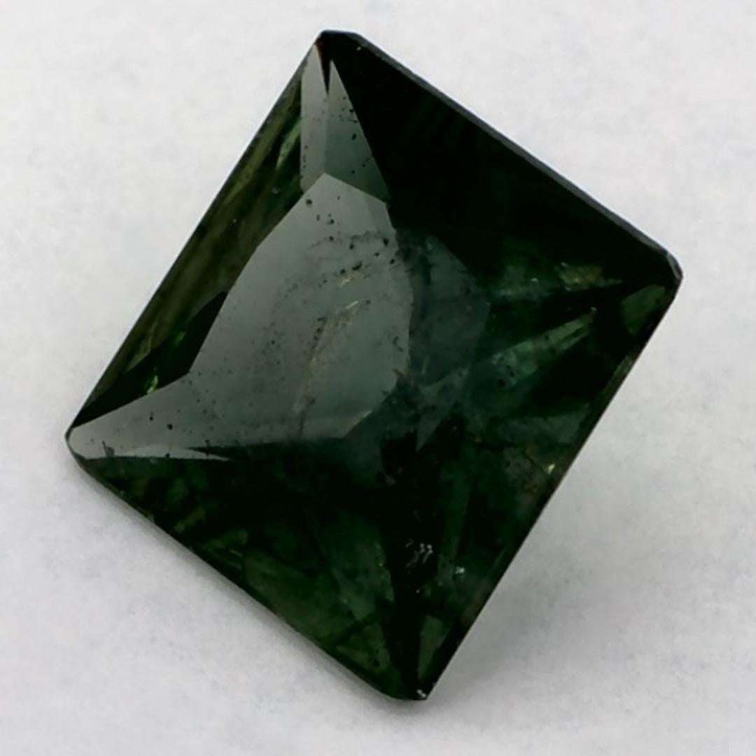 Este zafiro verde natural ofrece elegancia y sofisticación. Con su rica saturación de color y su corte preciso, es la pieza central perfecta para un anillo de compromiso o un diseño de joyería de lujo.

Este zafiro es originario de Sri Lanka