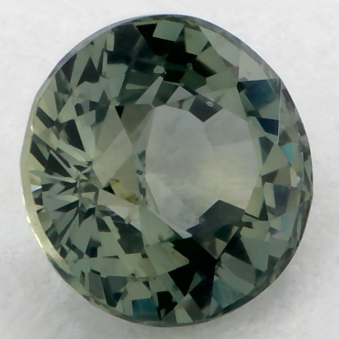 Dieser natürliche grüne Saphir bietet Eleganz und Raffinesse. Mit seiner satten Farbsättigung und seinem präzisen Schliff ist er das perfekte Herzstück für einen Verlobungsring oder ein luxuriöses Schmuckdesign.

Dieser Saphir stammt aus Sri Lanka