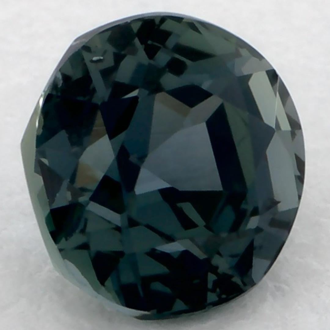 Dieser natürliche grüne Saphir bietet Eleganz und Raffinesse. Mit seiner satten Farbsättigung und seinem präzisen Schliff ist er das perfekte Herzstück für einen Verlobungsring oder ein luxuriöses Schmuckdesign.

Dieser Saphir stammt aus Sri Lanka