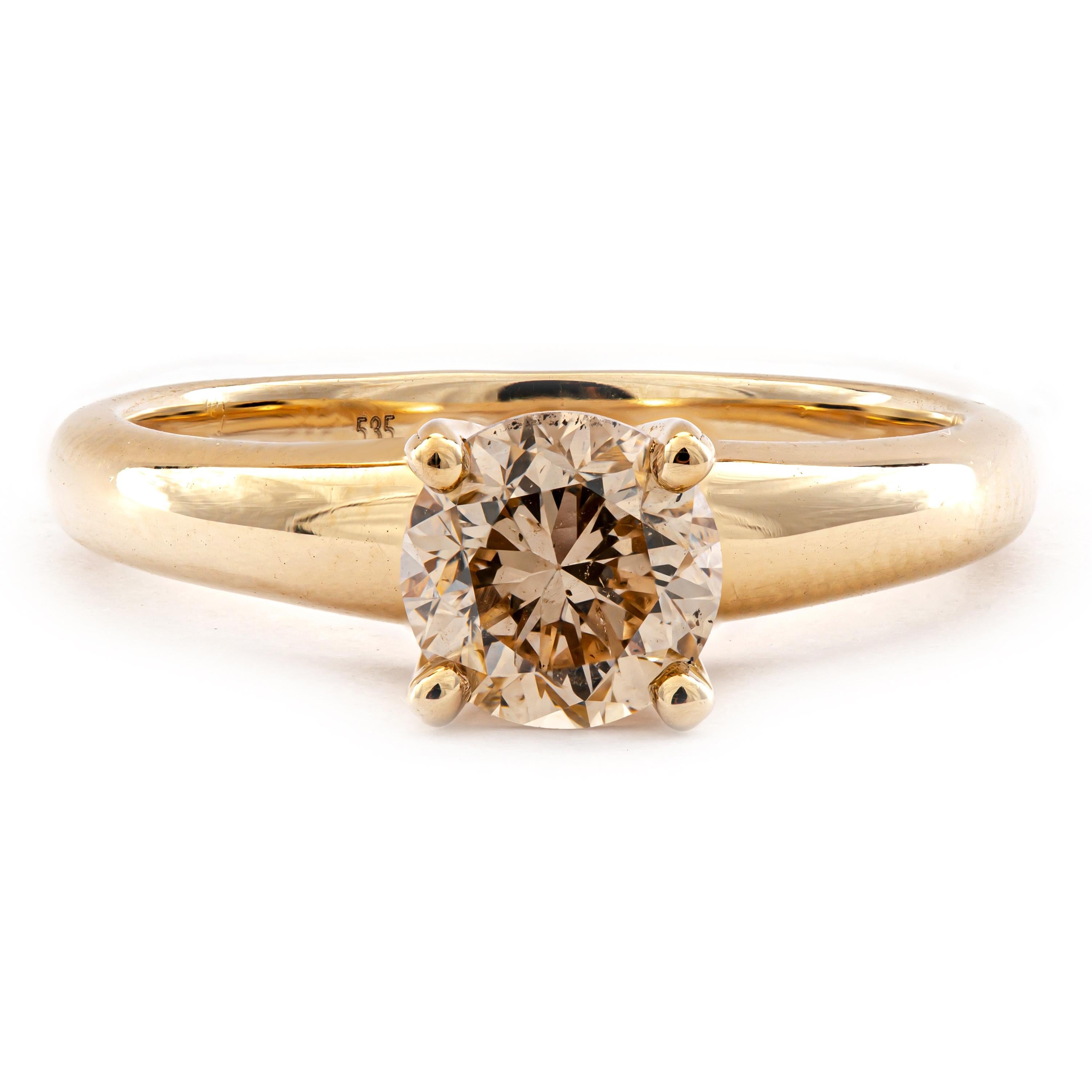Das Los wird ohne Mindestgebot angeboten, das Eröffnungsgebot beträgt $1, das höchste Gebot gewinnt.

Ring aus 14 Karat Gelbgold mit 1,01 Karat natürlichem rundem Brillant in Hellbraun. 

Farbenabstufung: Hellbraun 
Clarity-Gradierung: