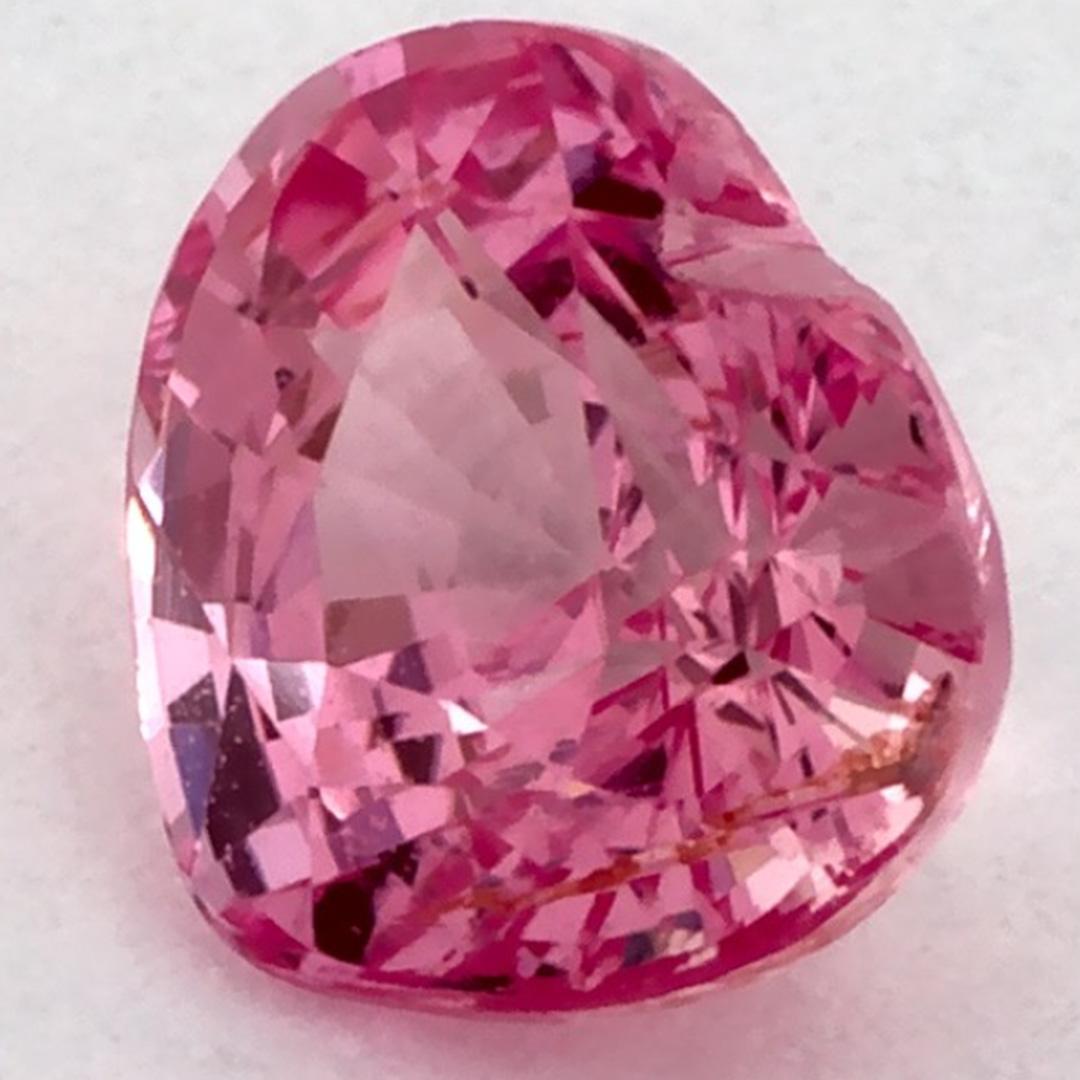 Este zafiro rosa natural ofrece elegancia y sofisticación. Con su rica saturación de color y su corte preciso, es la pieza central perfecta para un anillo de compromiso o un diseño de joyería de lujo.

Este zafiro procede de Sri Lanka (Ceilán),