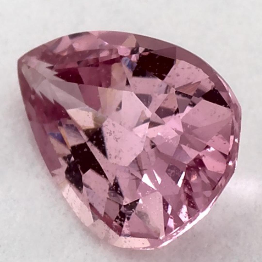 Questo zaffiro rosa naturale offre eleganza e raffinatezza. Con la sua ricca saturazione del colore e il taglio preciso, è il centro perfetto per un anello di fidanzamento o un design di gioielli di lusso.

Questo zaffiro proviene dallo Sri Lanka