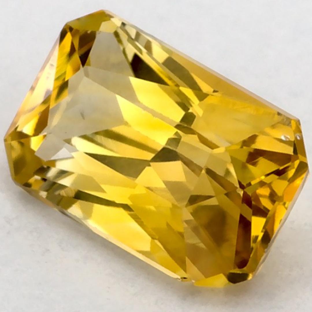 Questo zaffiro giallo naturale offre eleganza e raffinatezza. Con la sua ricca saturazione del colore e il taglio preciso, è il centro perfetto per un anello di fidanzamento o un design di gioielli di lusso.

Questo zaffiro proviene dallo Sri Lanka