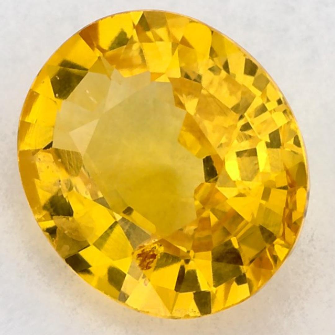 Este zafiro Amarillo natural ofrece elegancia y sofisticación. Con su rica saturación de color y su corte preciso, es la pieza central perfecta para un anillo de compromiso o un diseño de joyería de lujo.

Este zafiro es originario de Sri Lanka