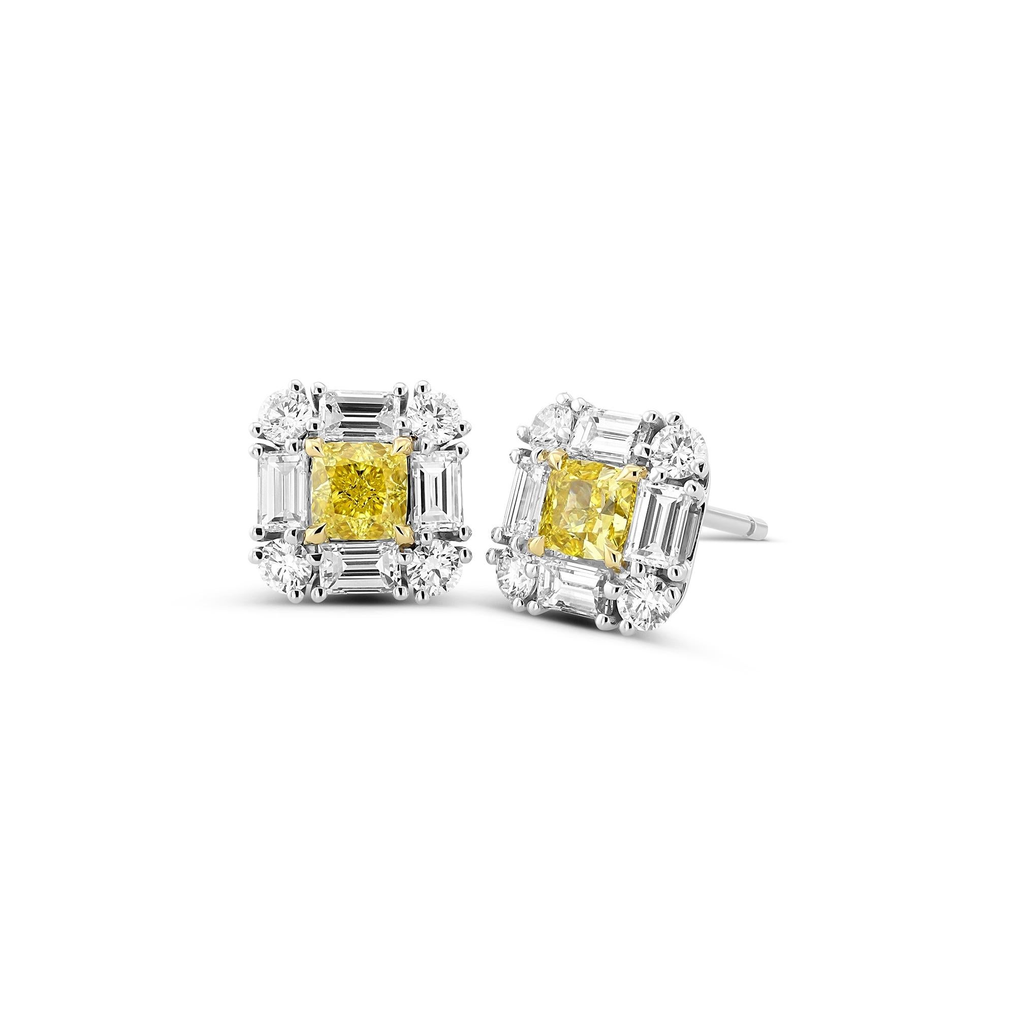Un bellissimo paio di orecchini a cerchio con diamanti gialli intensi, con una coppia centrale di diamanti a cuscino per un peso totale di 1,01 carati e certificati da GIA. I diamanti sono accentati da brillanti e baguette di colore da collezione,