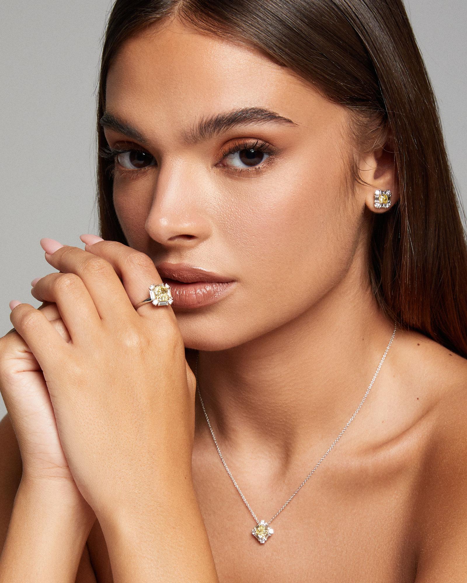 Donna Orecchini a cerchio con diamante giallo intenso di 1,01 carati certificati GIA di CS in vendita