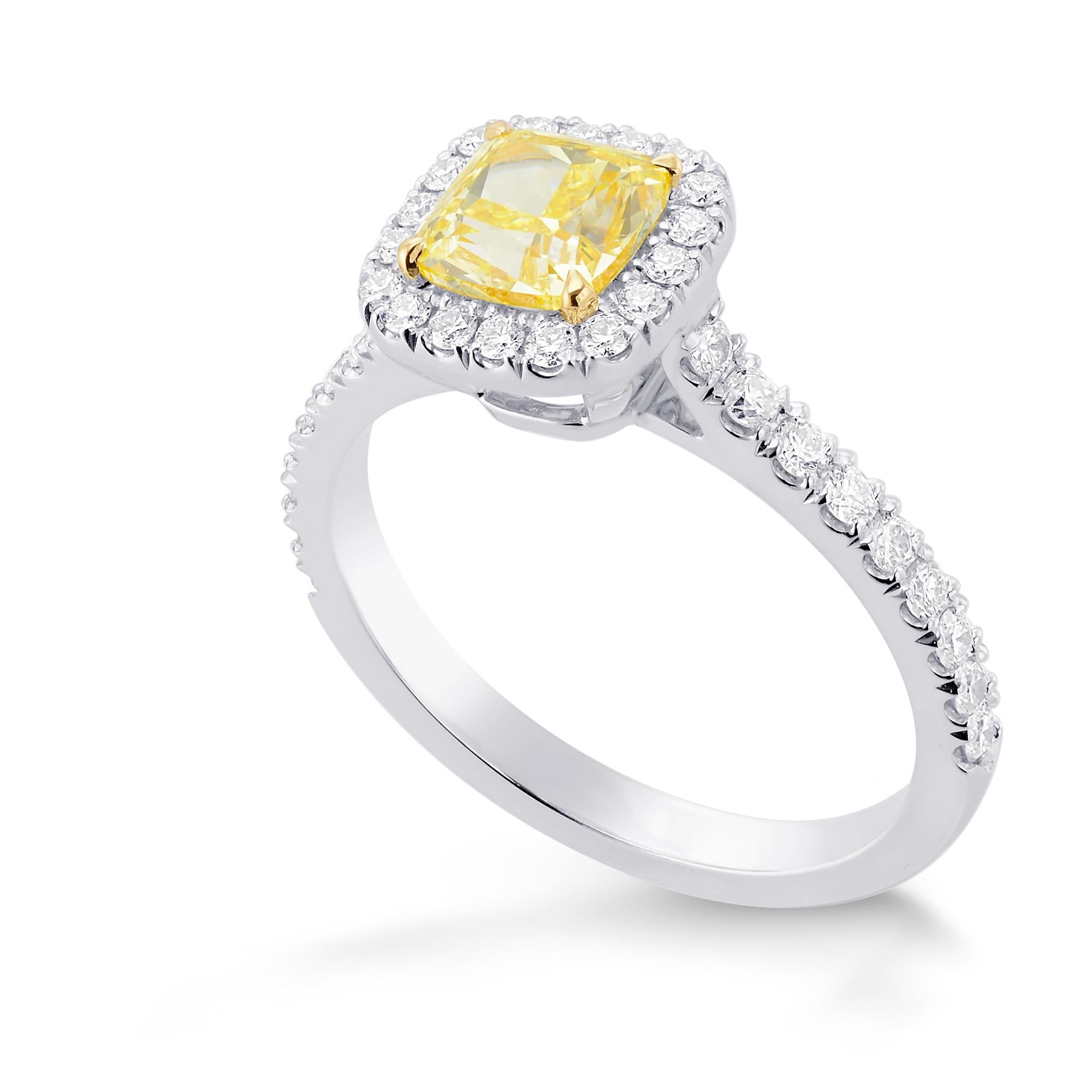 Moderno Anello aureolato con diamante a cuscino giallo intenso da 1,01 carati certificato GIA in vendita