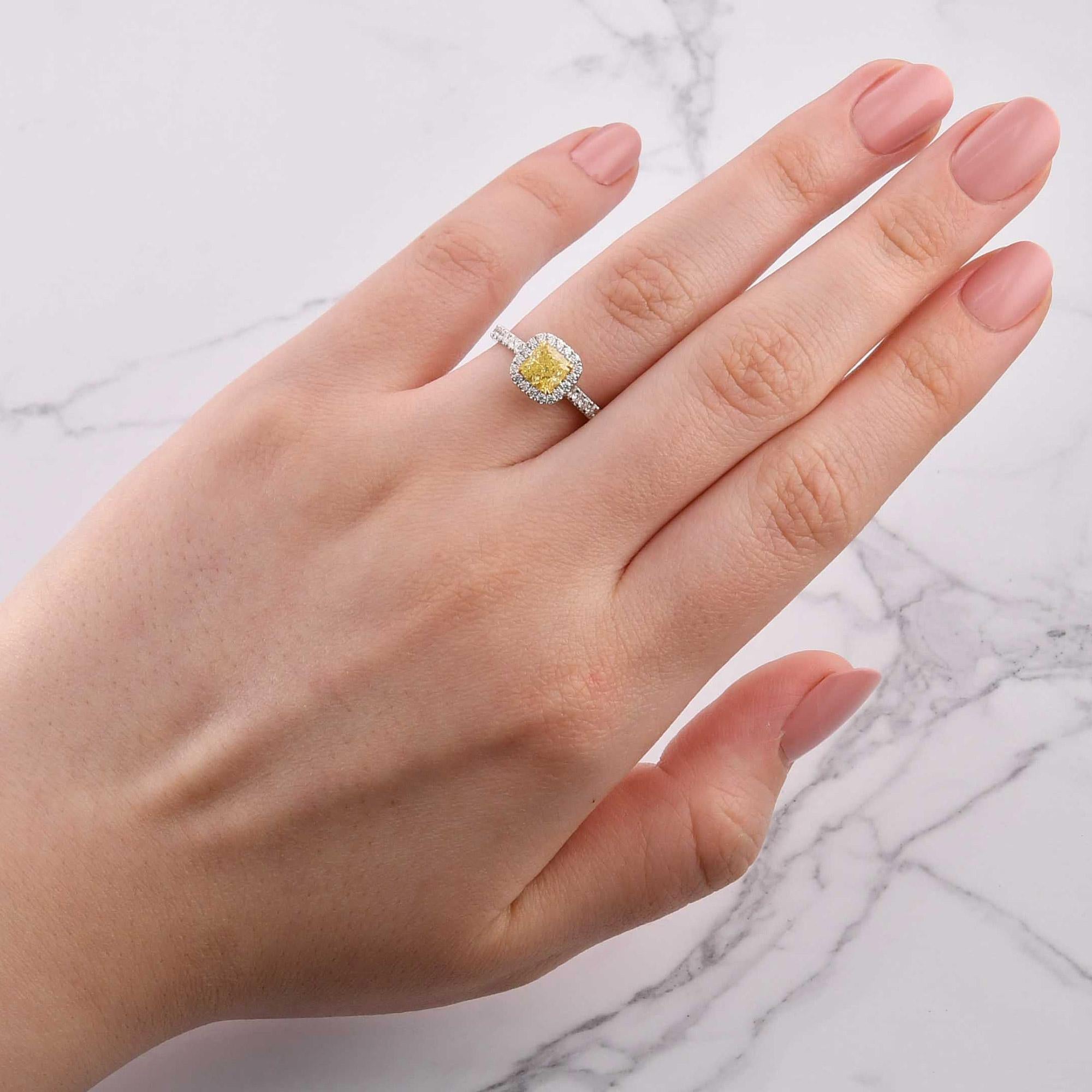 Taglio cuscino Anello aureolato con diamante a cuscino giallo intenso da 1,01 carati certificato GIA in vendita