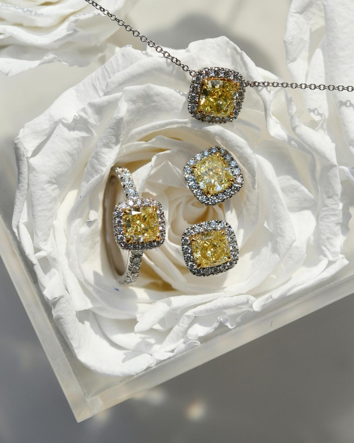 Anello aureolato con diamante a cuscino giallo intenso da 1,01 carati certificato GIA In condizioni Nuovo in vendita a New York, NY